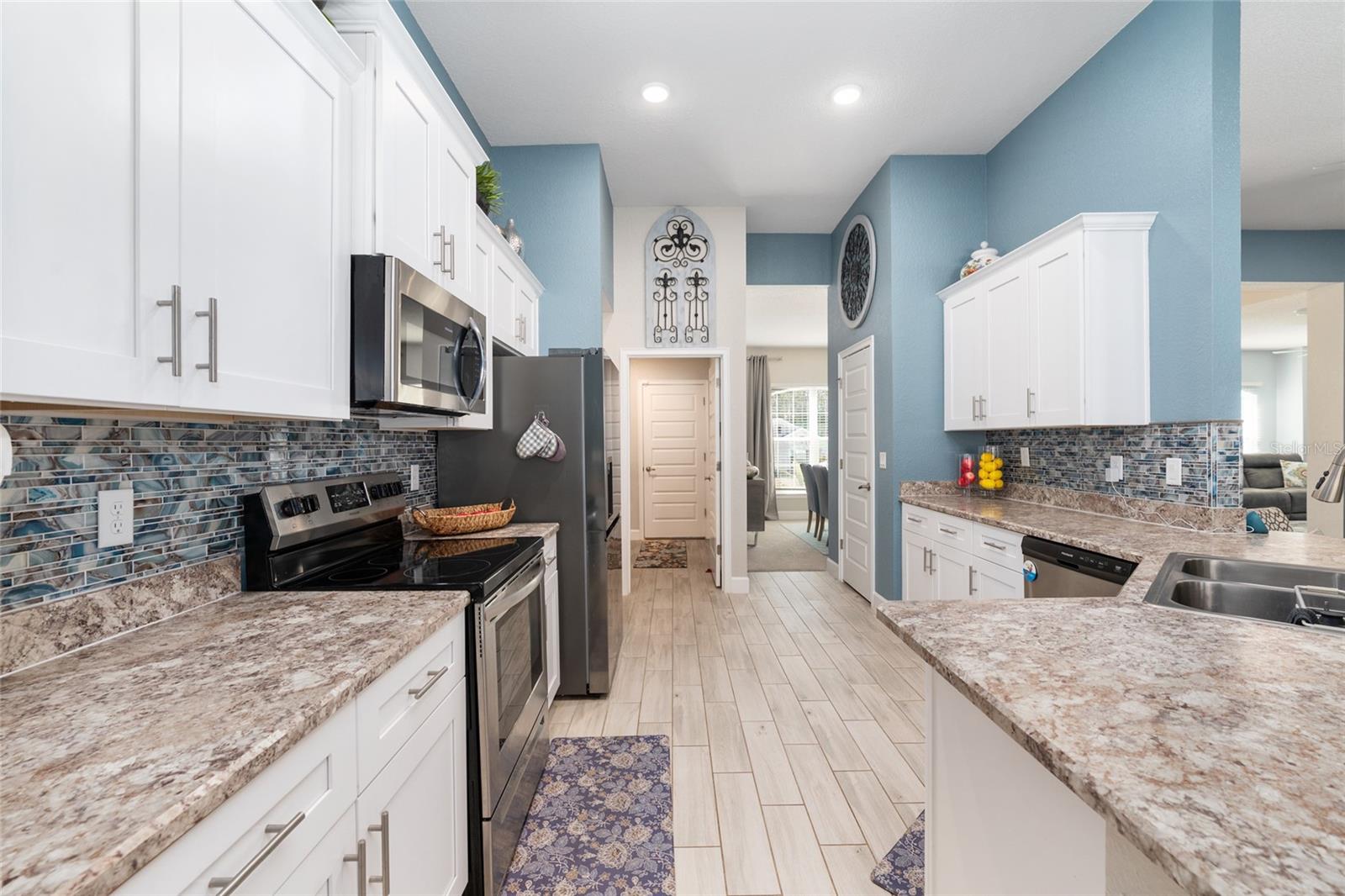 Image 21 of 59 For 101 42nd Place