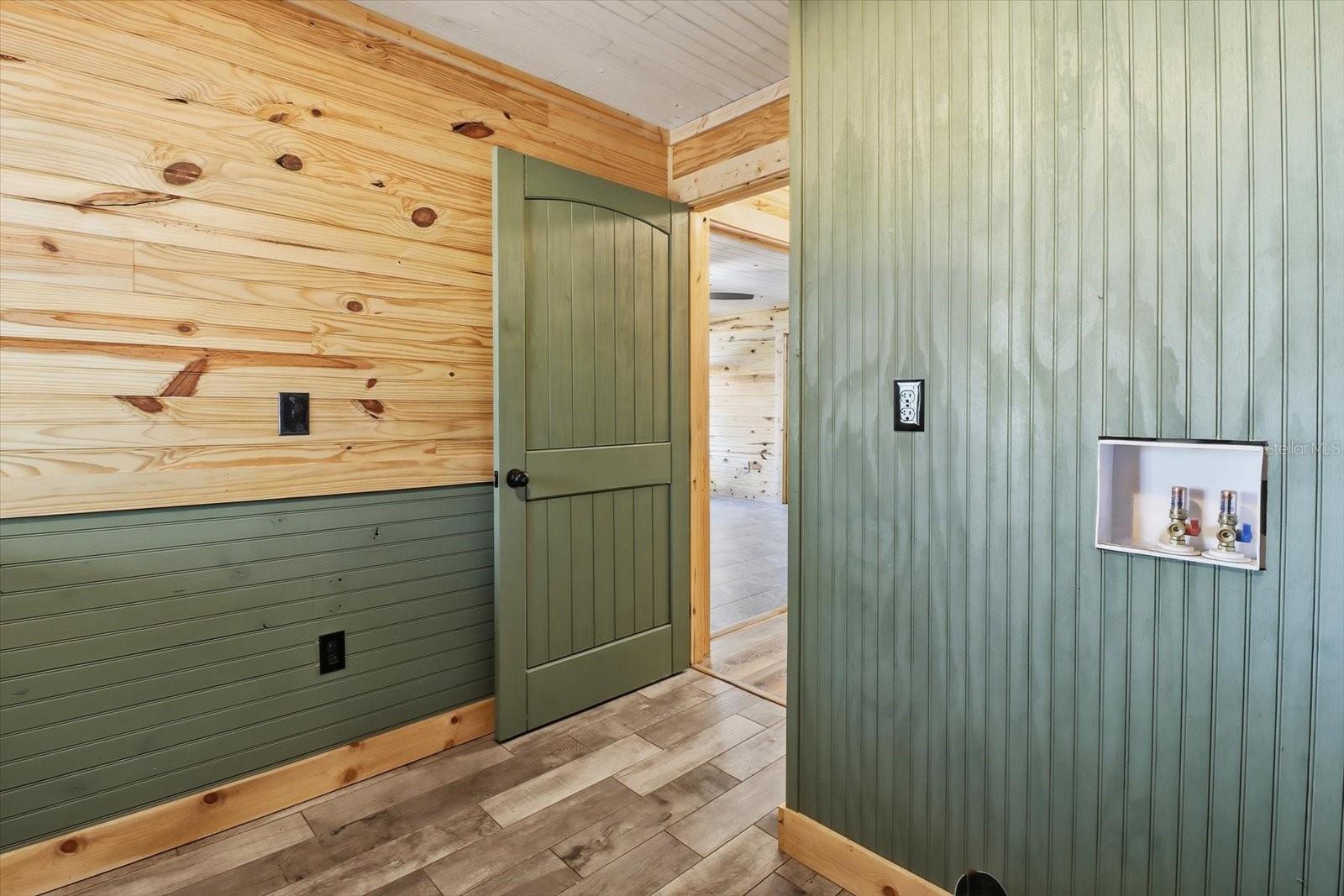 Listing photo id 19 for 8863 Evans Avenue