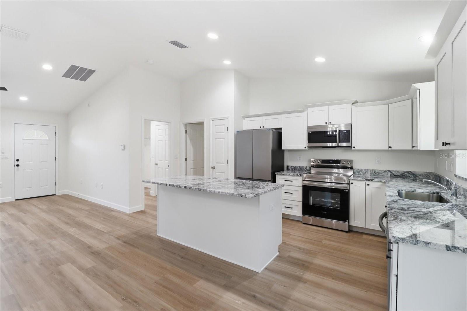 Listing photo id 13 for 2992 Camilo Drive