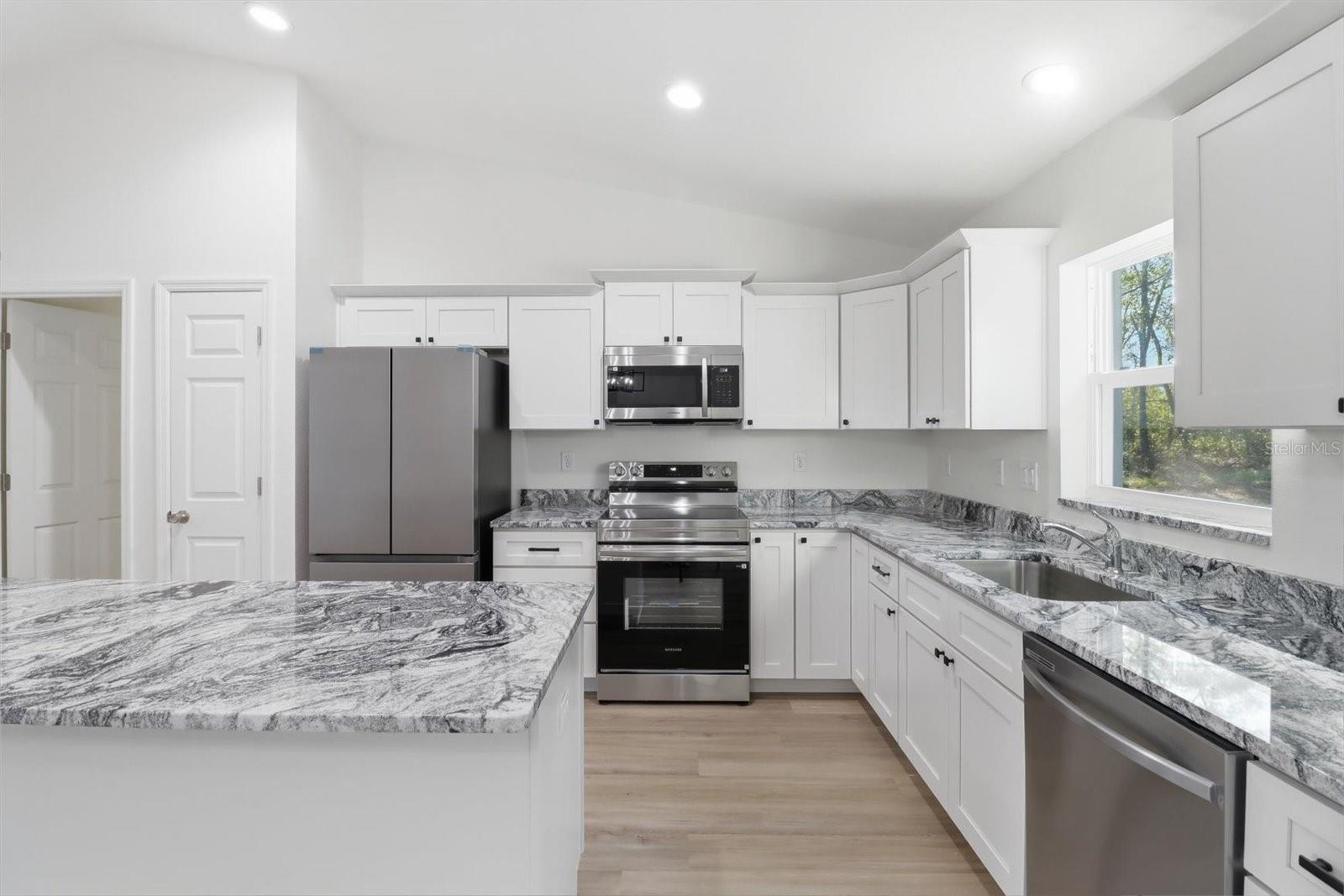 Listing photo id 14 for 2992 Camilo Drive