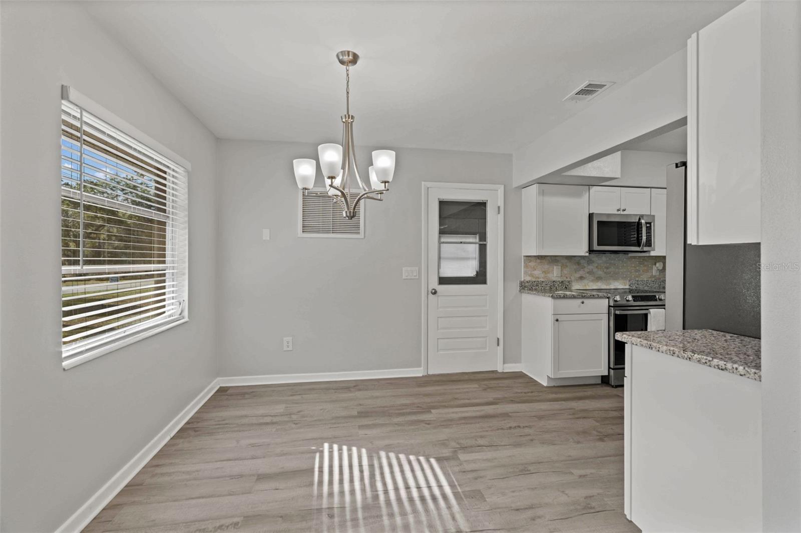 Image 14 of 38 For 410 Daisy Lane