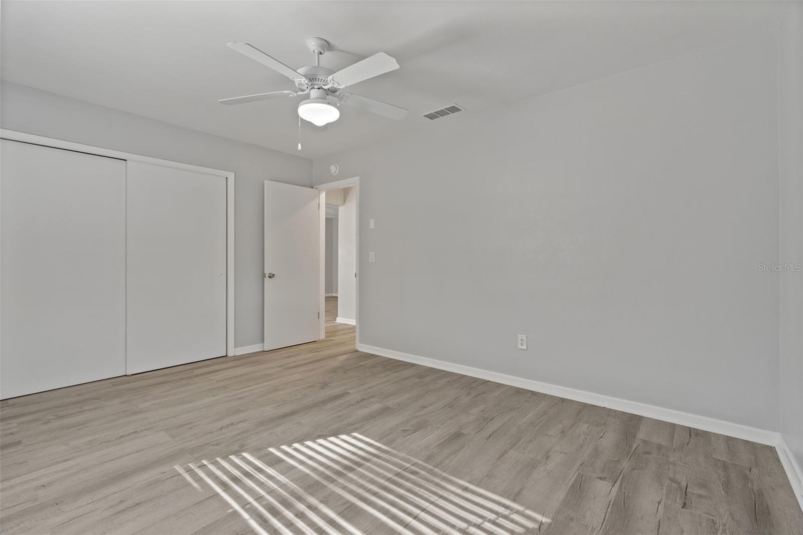 Image 24 of 38 For 410 Daisy Lane