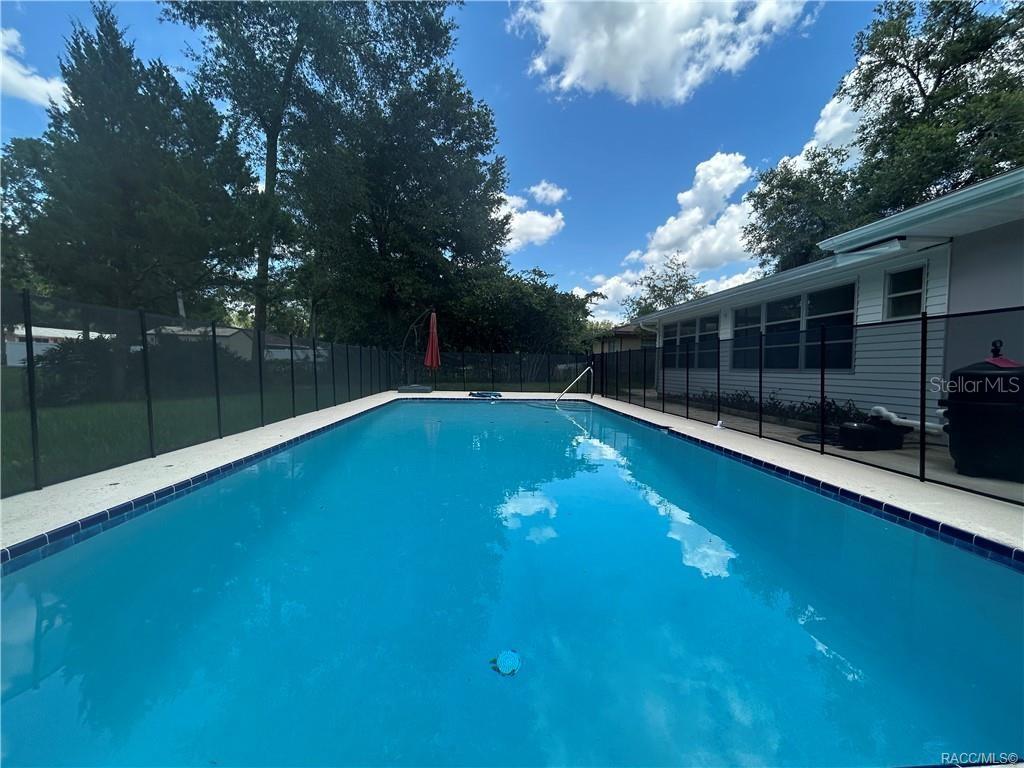 Image 28 of 38 For 410 Daisy Lane