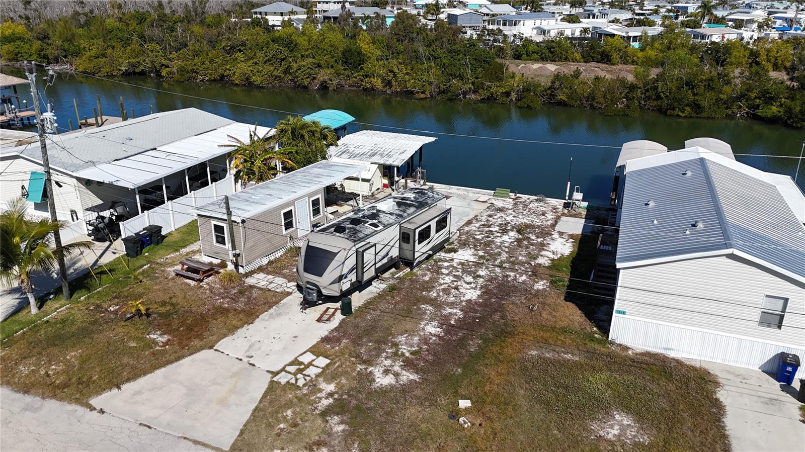 Listing photo id 11 for 3900 Royal Palm Drive