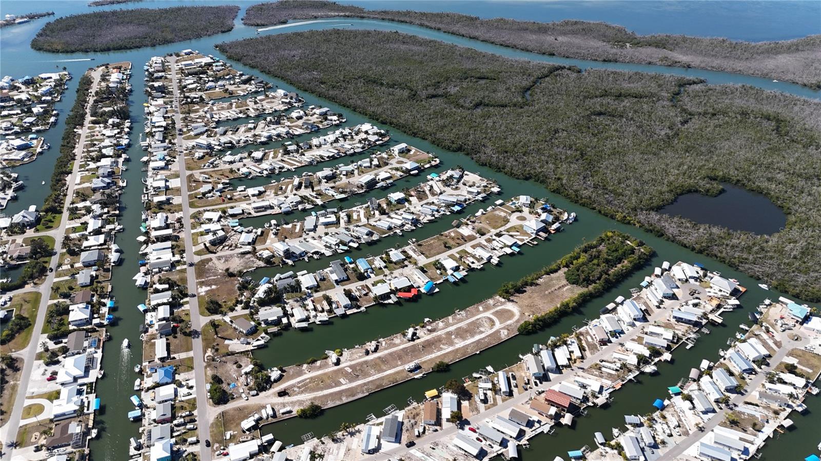 Listing photo id 15 for 3900 Royal Palm Drive