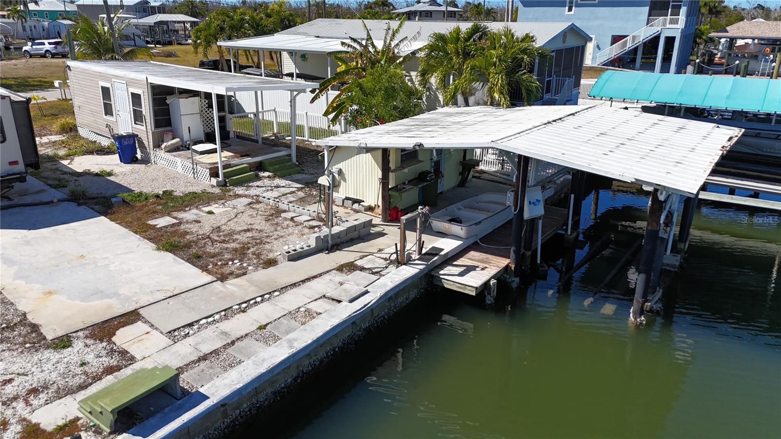 Listing photo id 2 for 3900 Royal Palm Drive