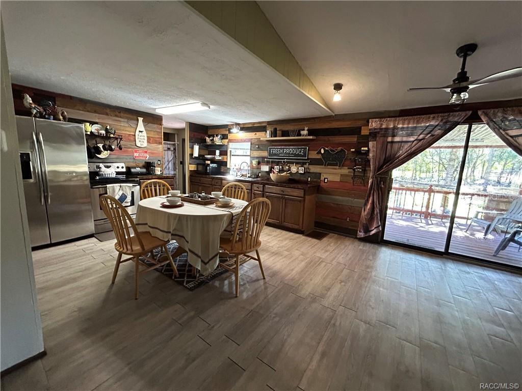 Listing photo id 14 for 4830 Western Drive