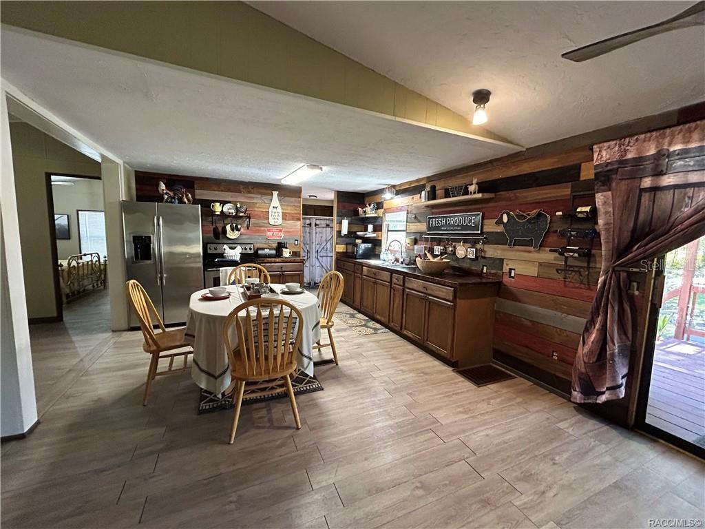 Listing photo id 15 for 4830 Western Drive