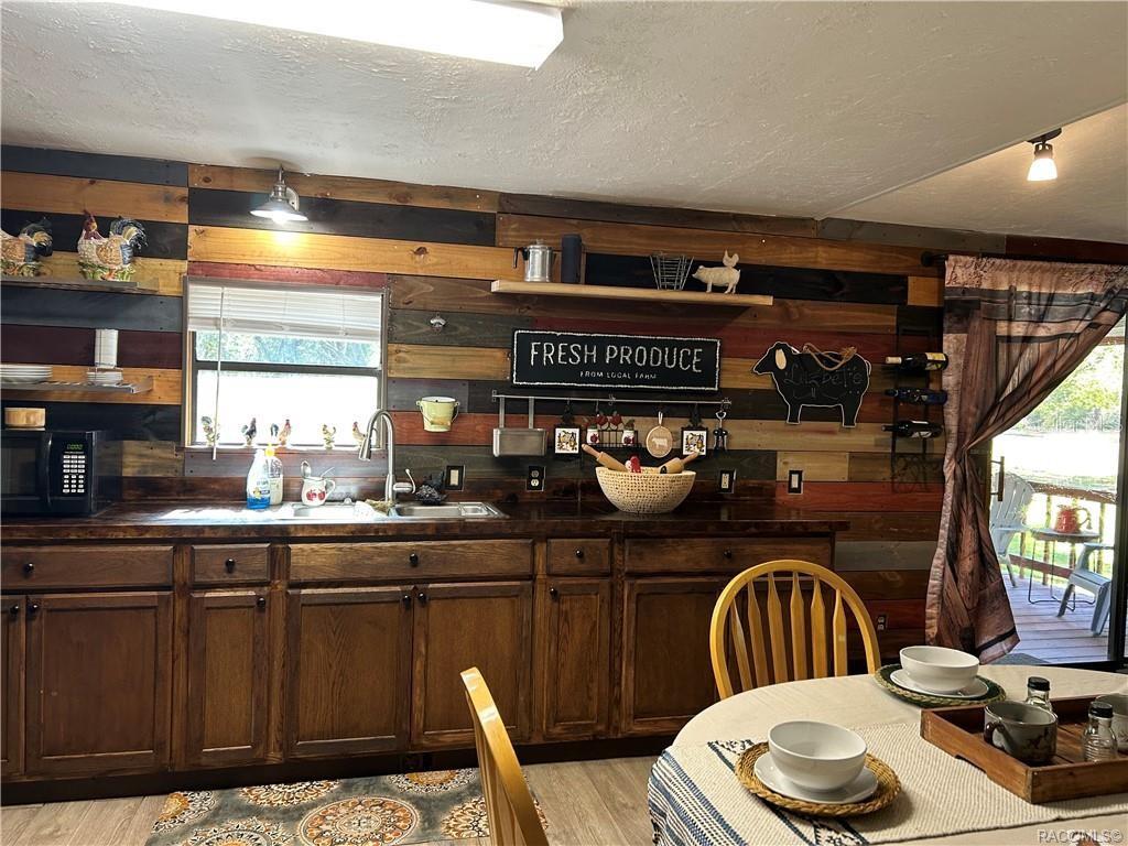 Listing photo id 16 for 4830 Western Drive