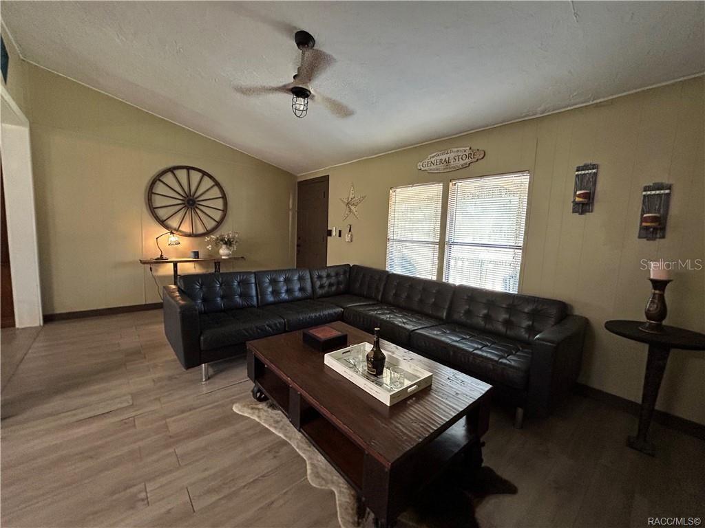 Listing photo id 18 for 4830 Western Drive