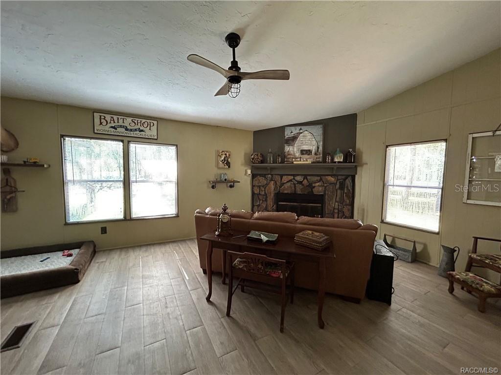 Listing photo id 19 for 4830 Western Drive