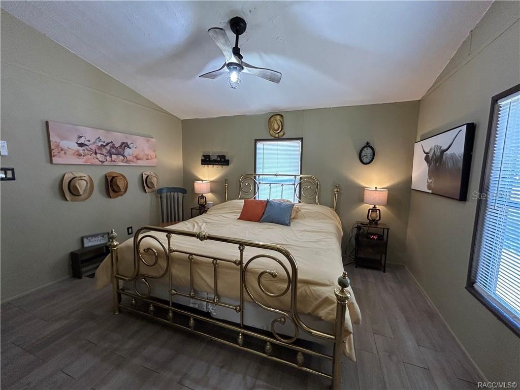 Listing photo id 23 for 4830 Western Drive