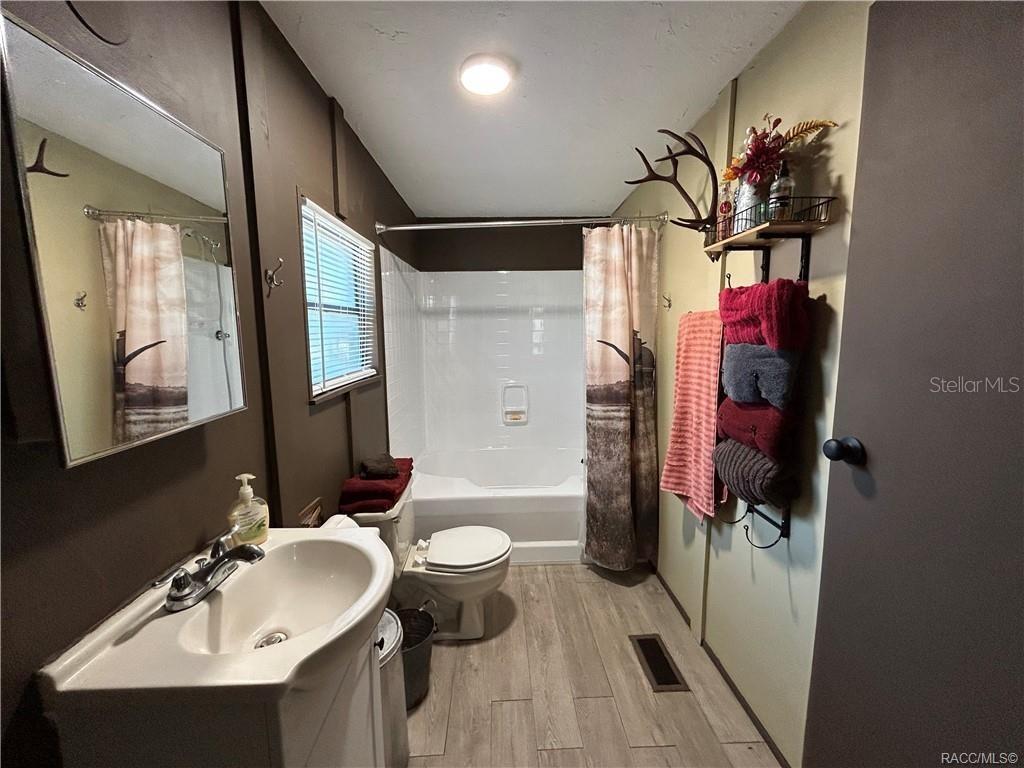 Listing photo id 25 for 4830 Western Drive