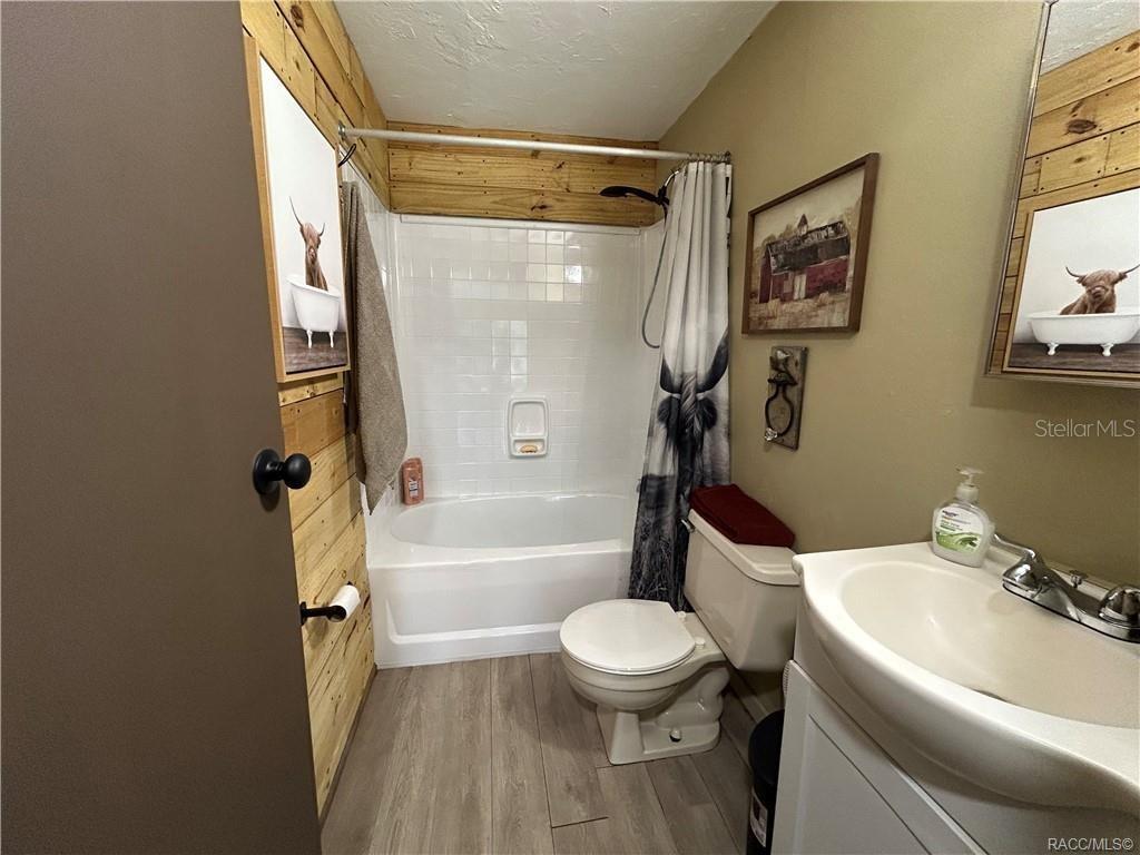Listing photo id 26 for 4830 Western Drive