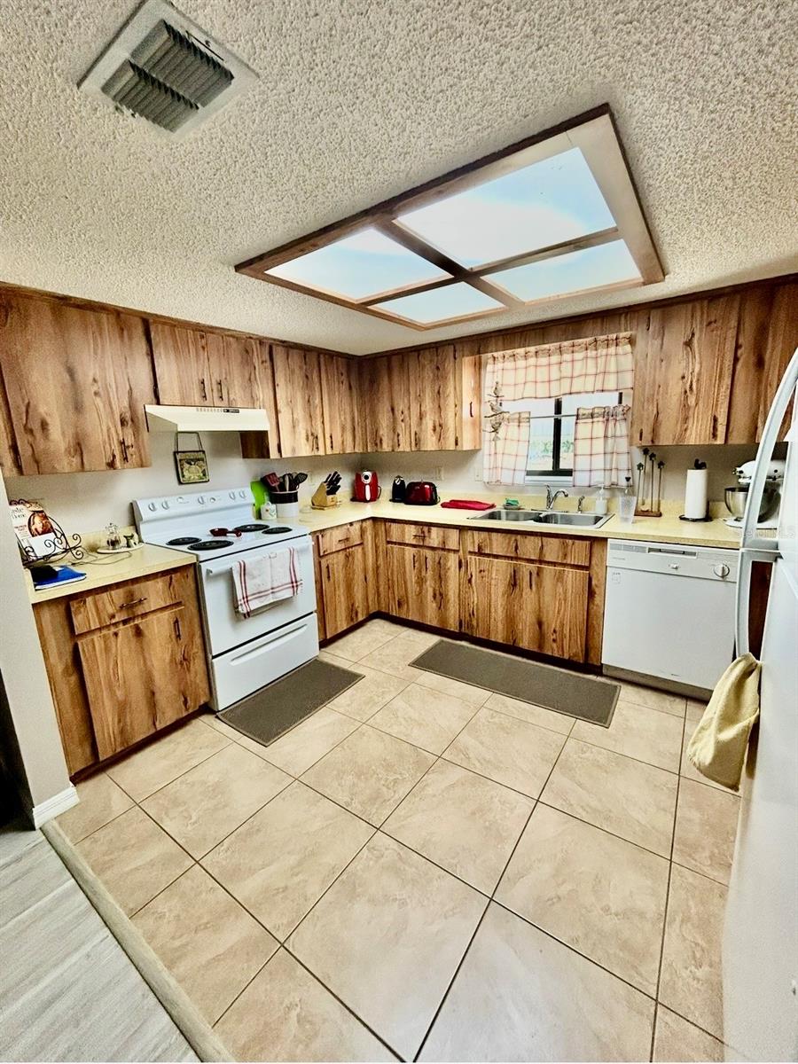 Image 4 of 18 For 10400 98th Avenue