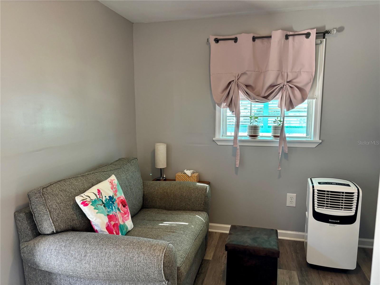 Image 15 of 100 For 10273 28th Loop