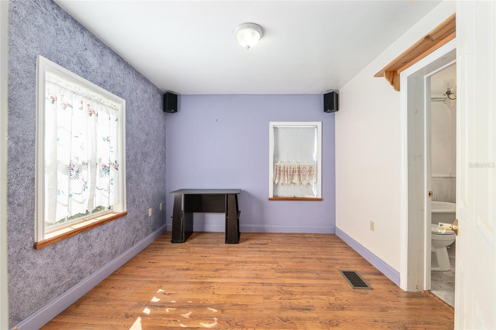 Image 21 of 63 For 20707 Park Avenue