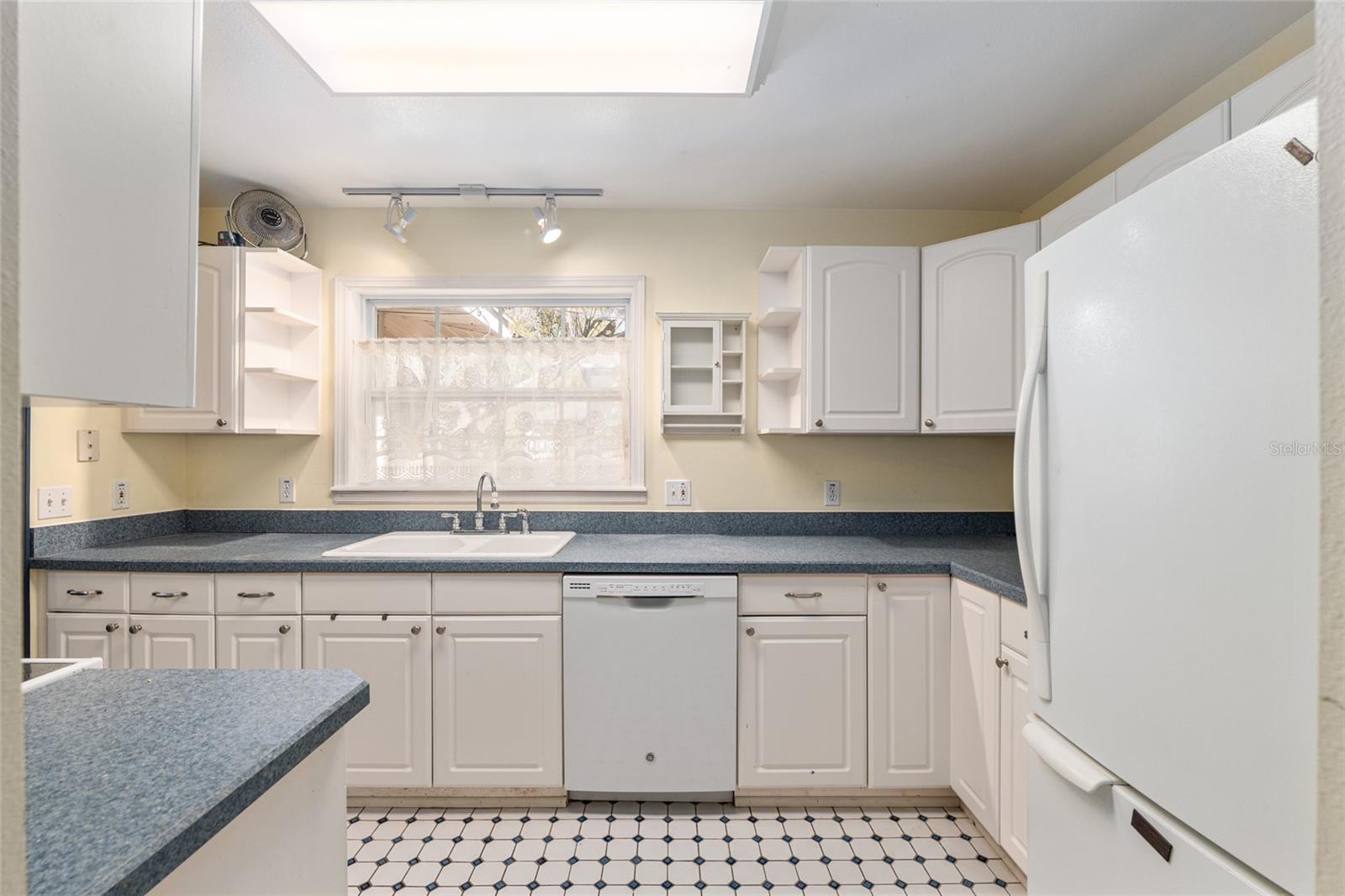 Image 36 of 63 For 20707 Park Avenue