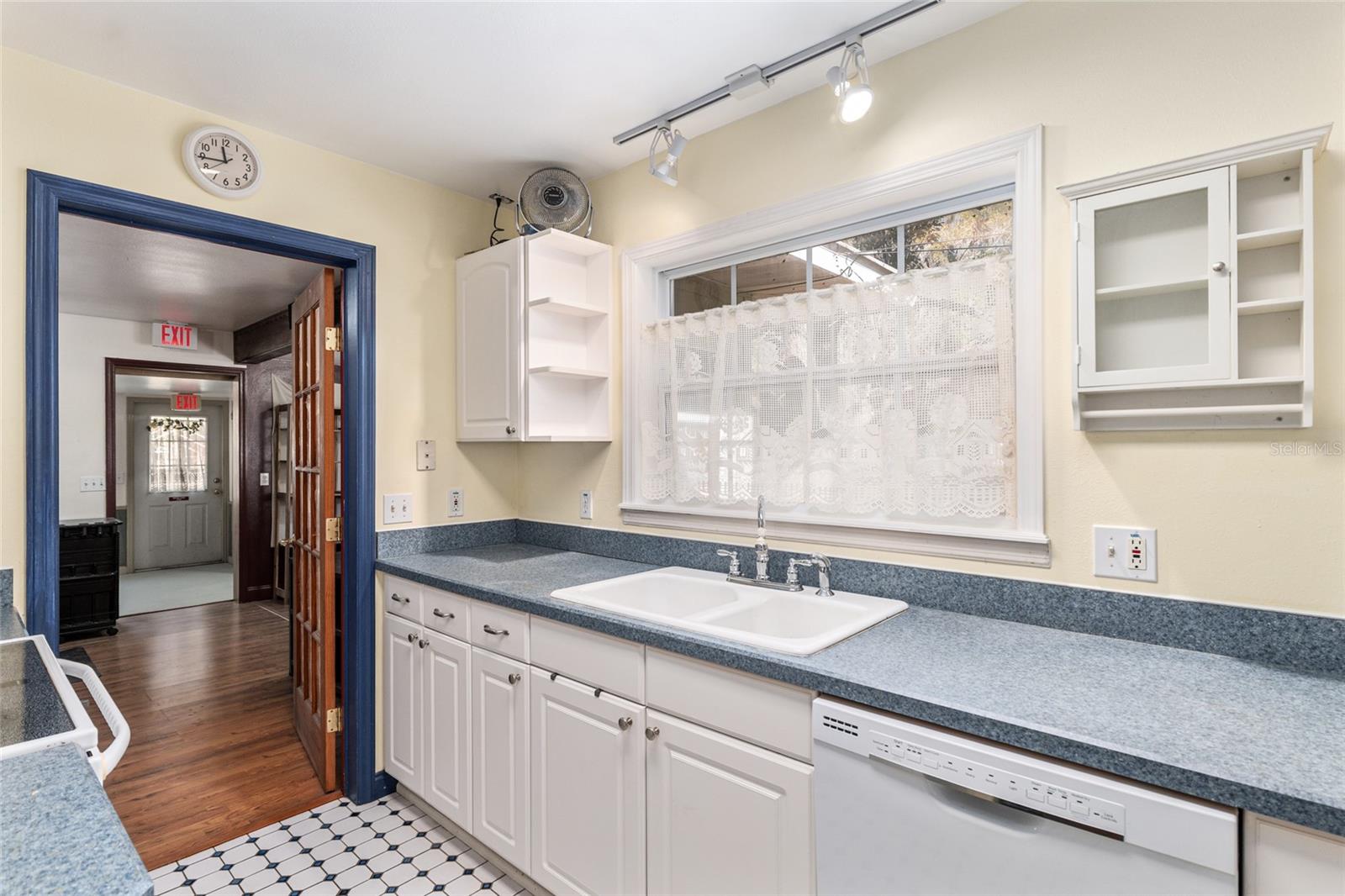 Image 37 of 63 For 20707 Park Avenue