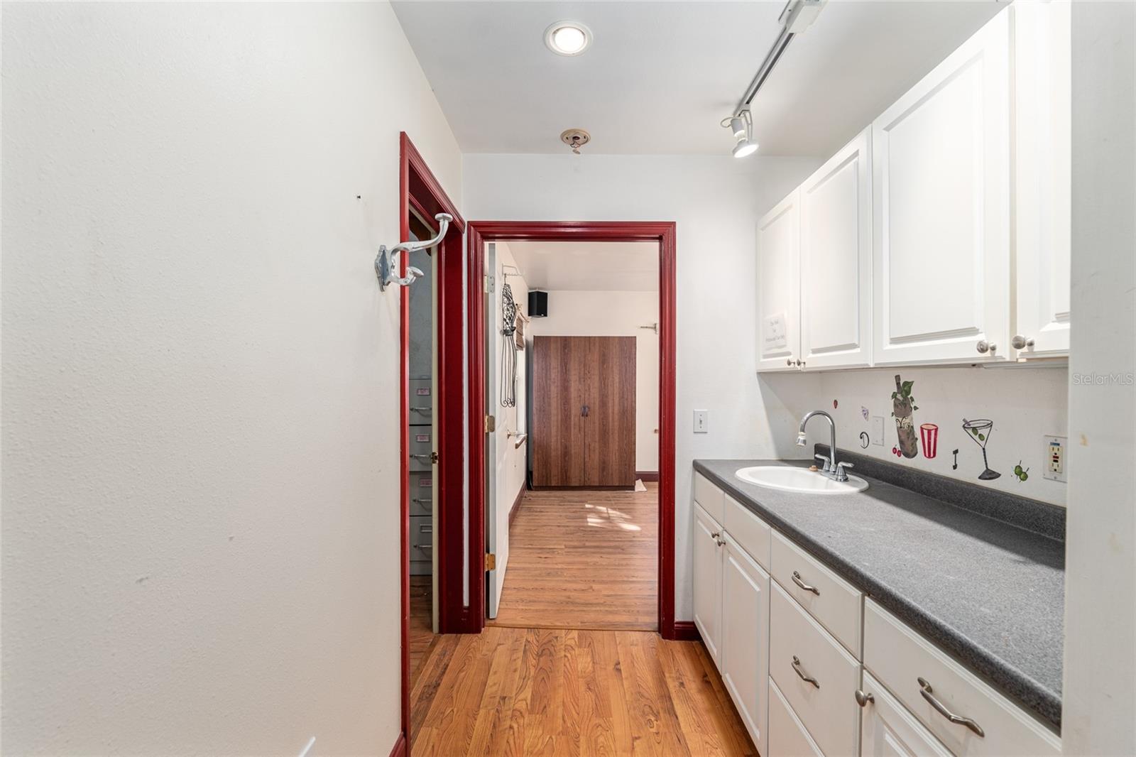 Image 39 of 63 For 20707 Park Avenue