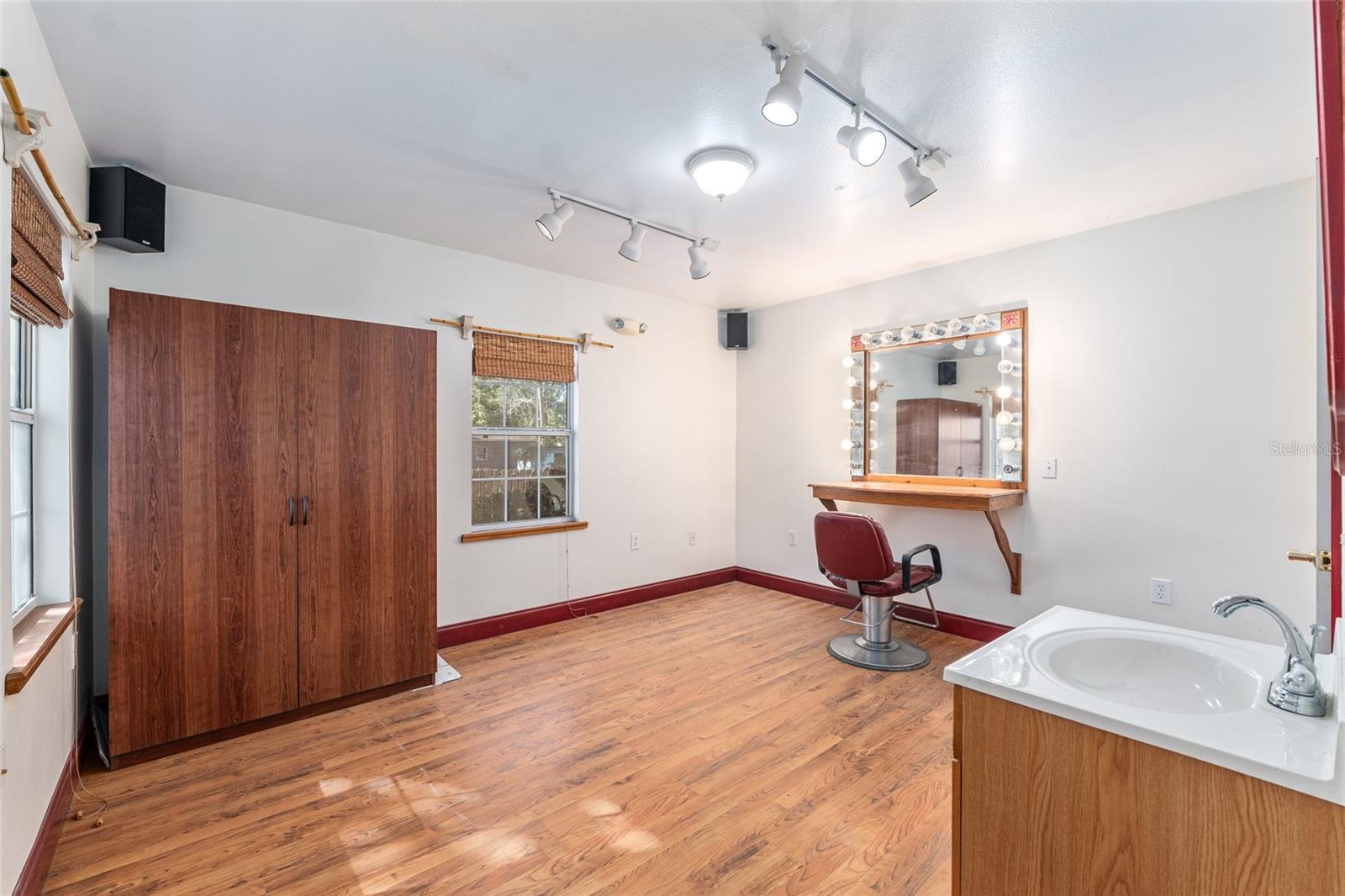 Image 41 of 63 For 20707 Park Avenue