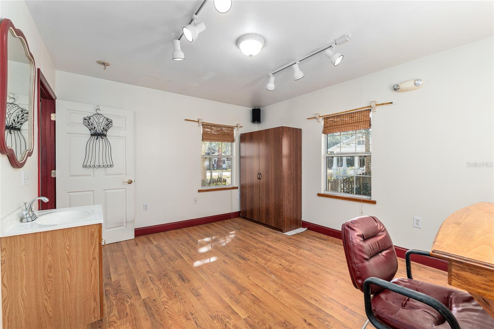 Image 42 of 63 For 20707 Park Avenue