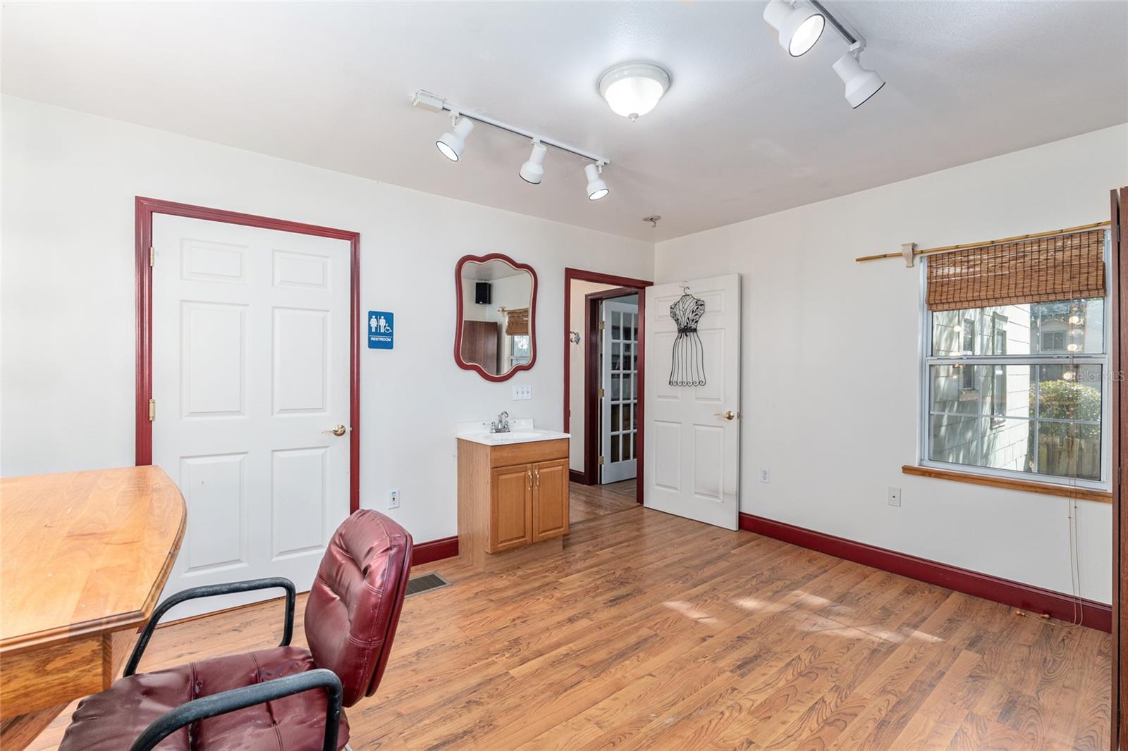 Image 43 of 63 For 20707 Park Avenue