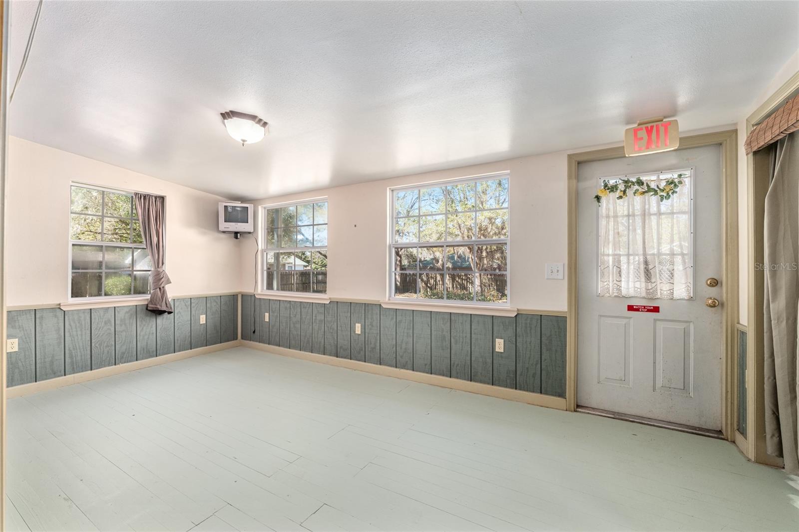 Image 48 of 63 For 20707 Park Avenue