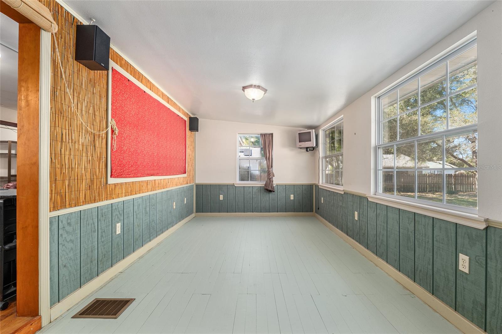 Image 49 of 63 For 20707 Park Avenue