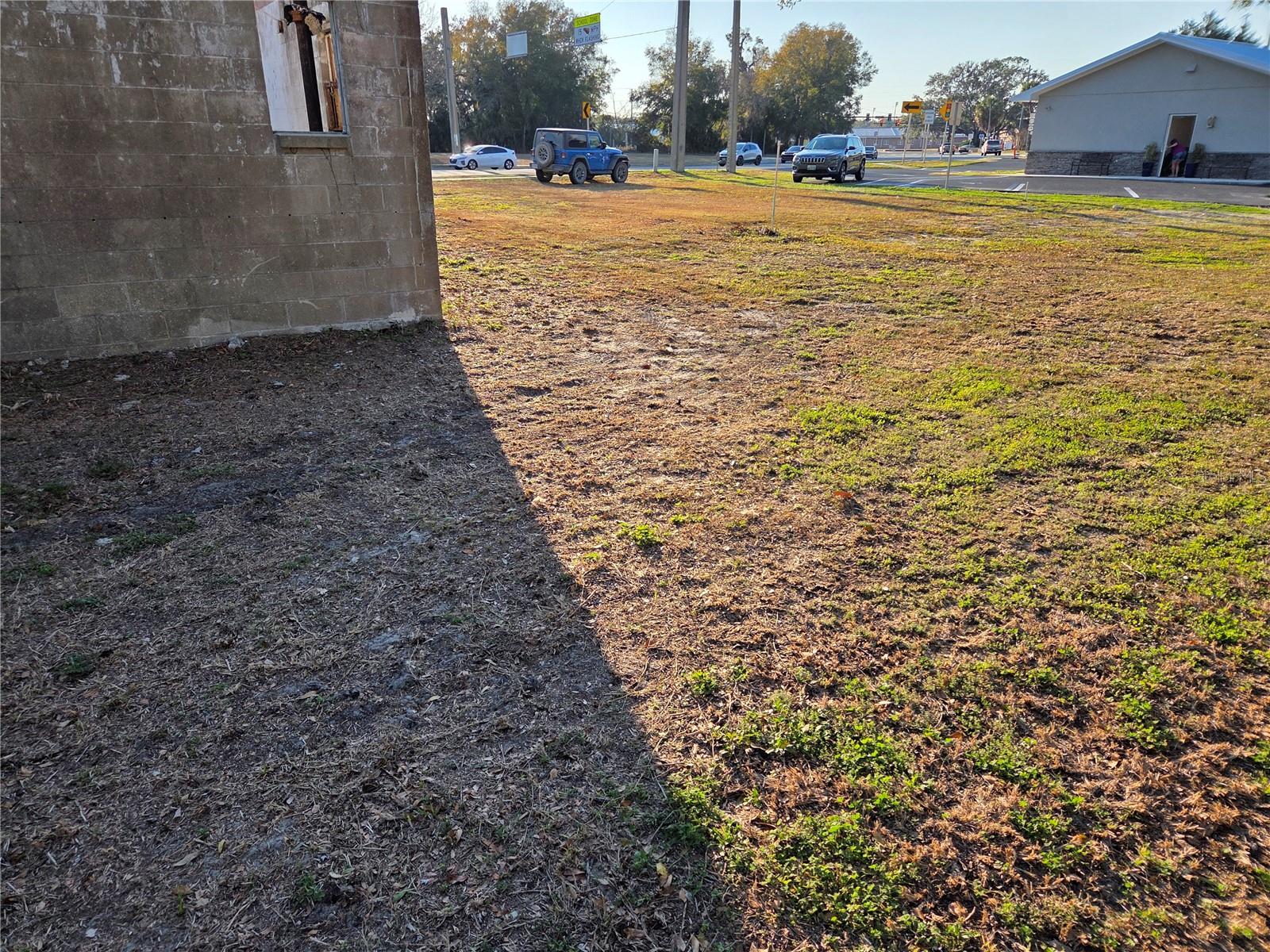 Listing photo id 9 for 715 Young Boulevard