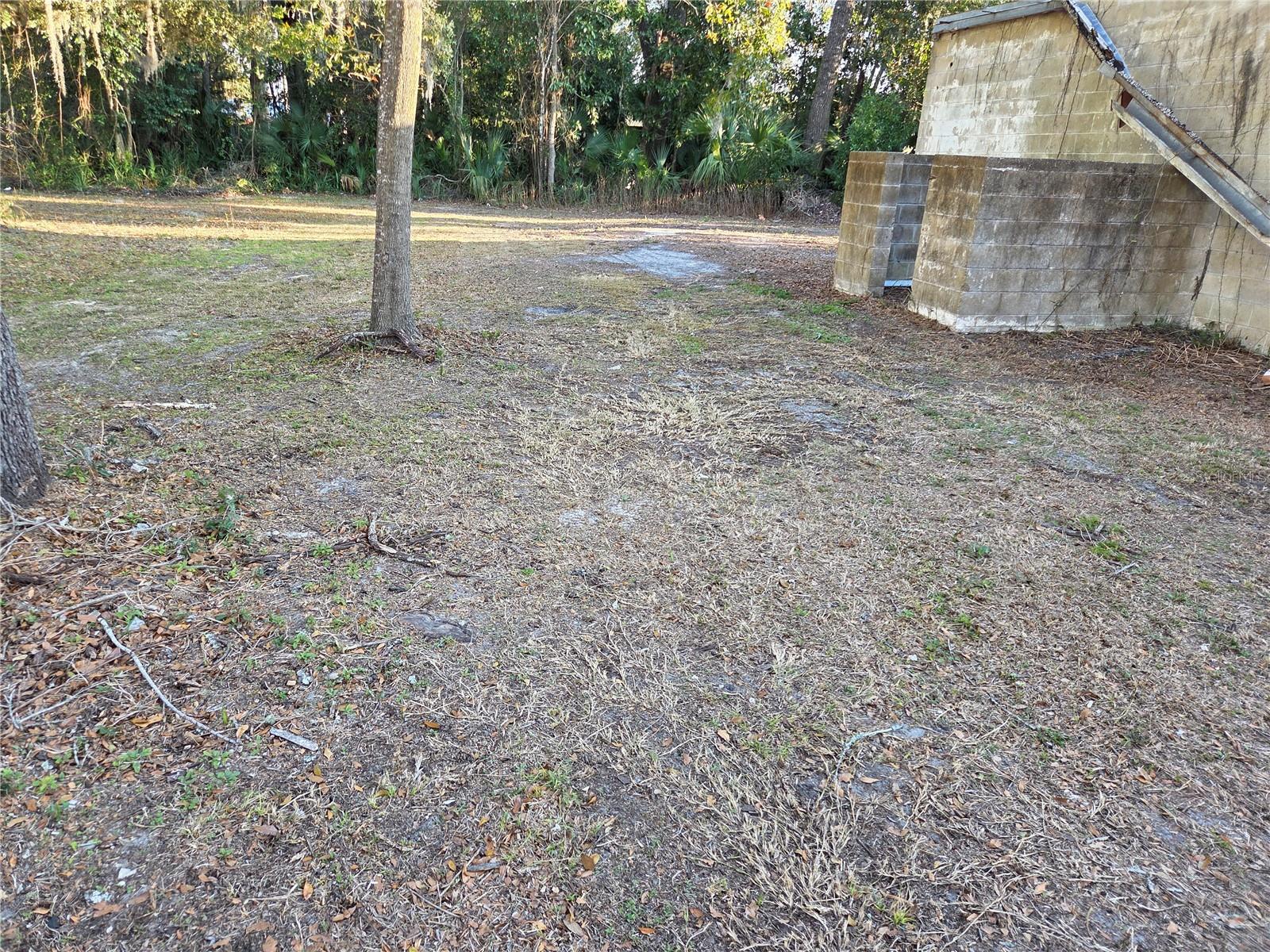 Listing photo id 10 for 715 Young Boulevard