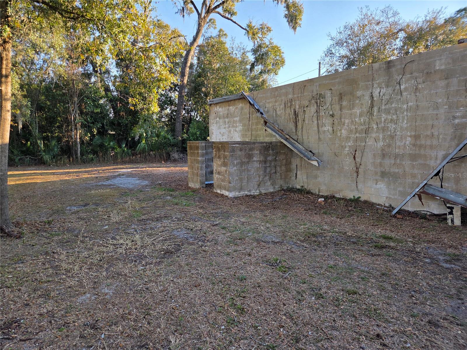 Listing photo id 11 for 715 Young Boulevard