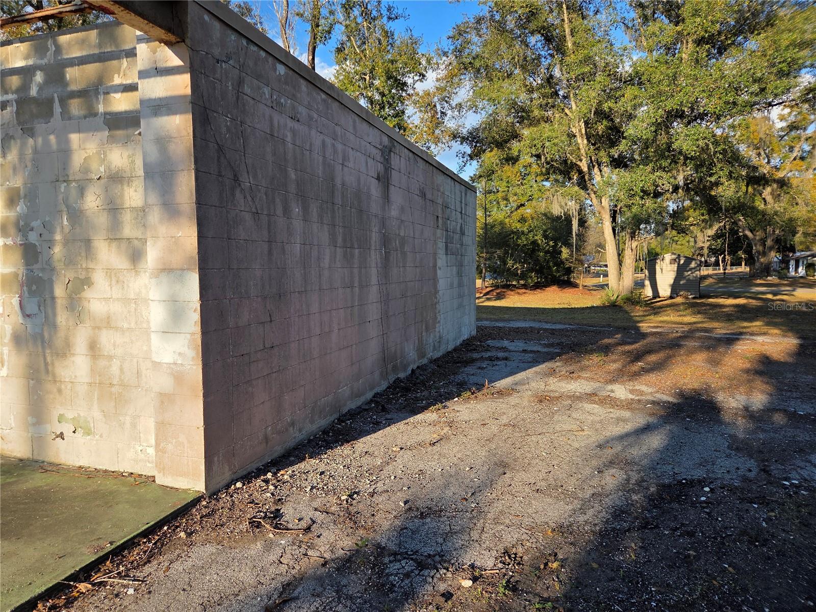 Listing photo id 12 for 715 Young Boulevard