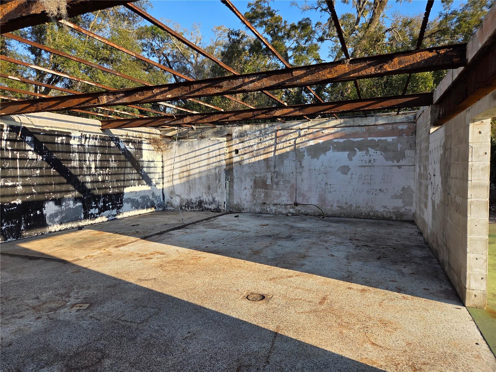 Listing photo id 13 for 715 Young Boulevard