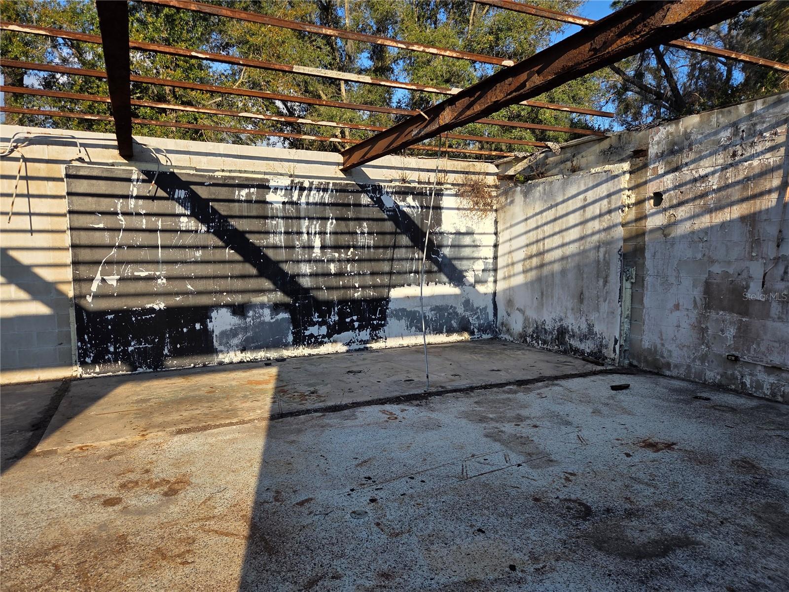 Listing photo id 15 for 715 Young Boulevard