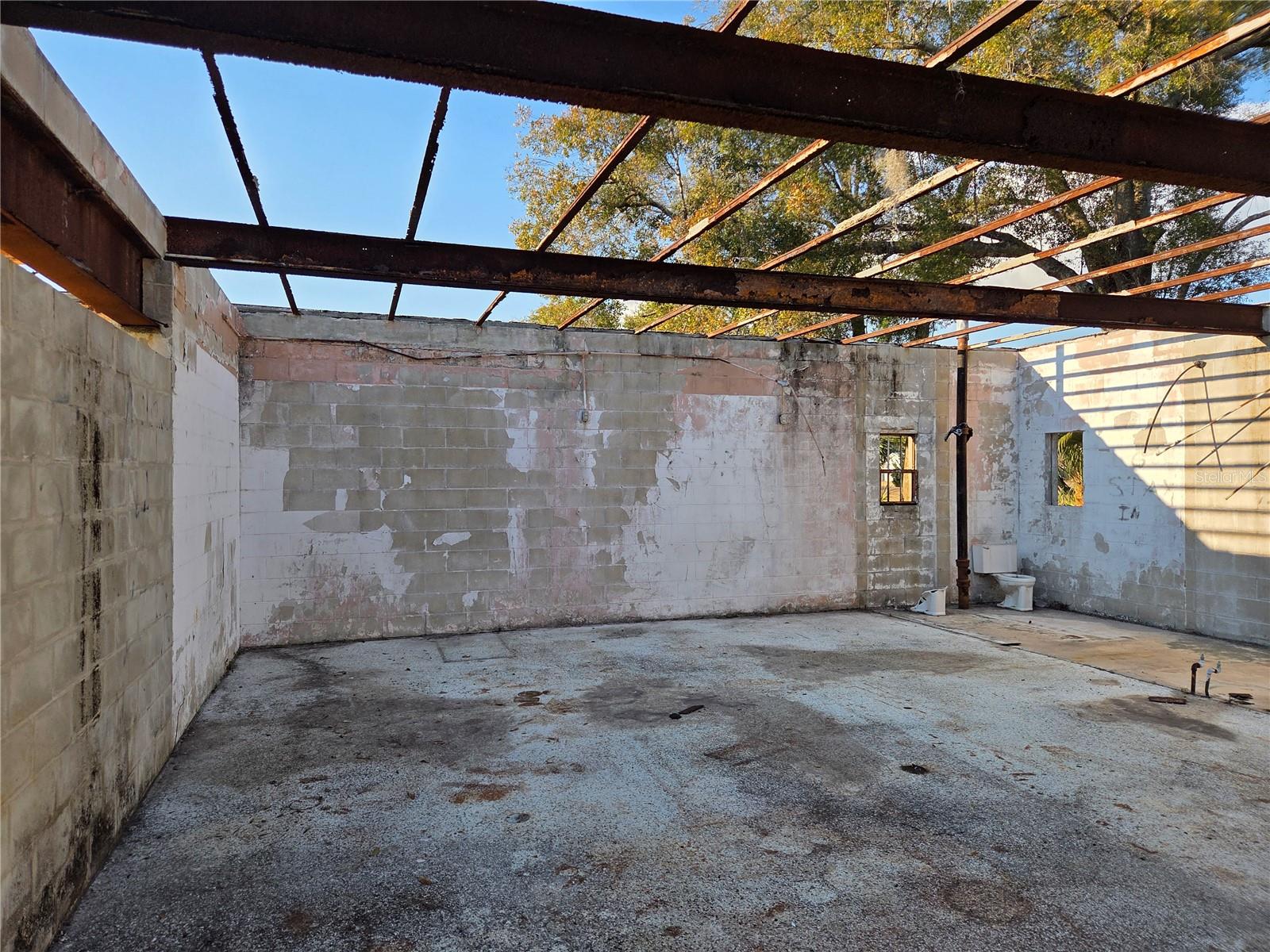 Listing photo id 16 for 715 Young Boulevard