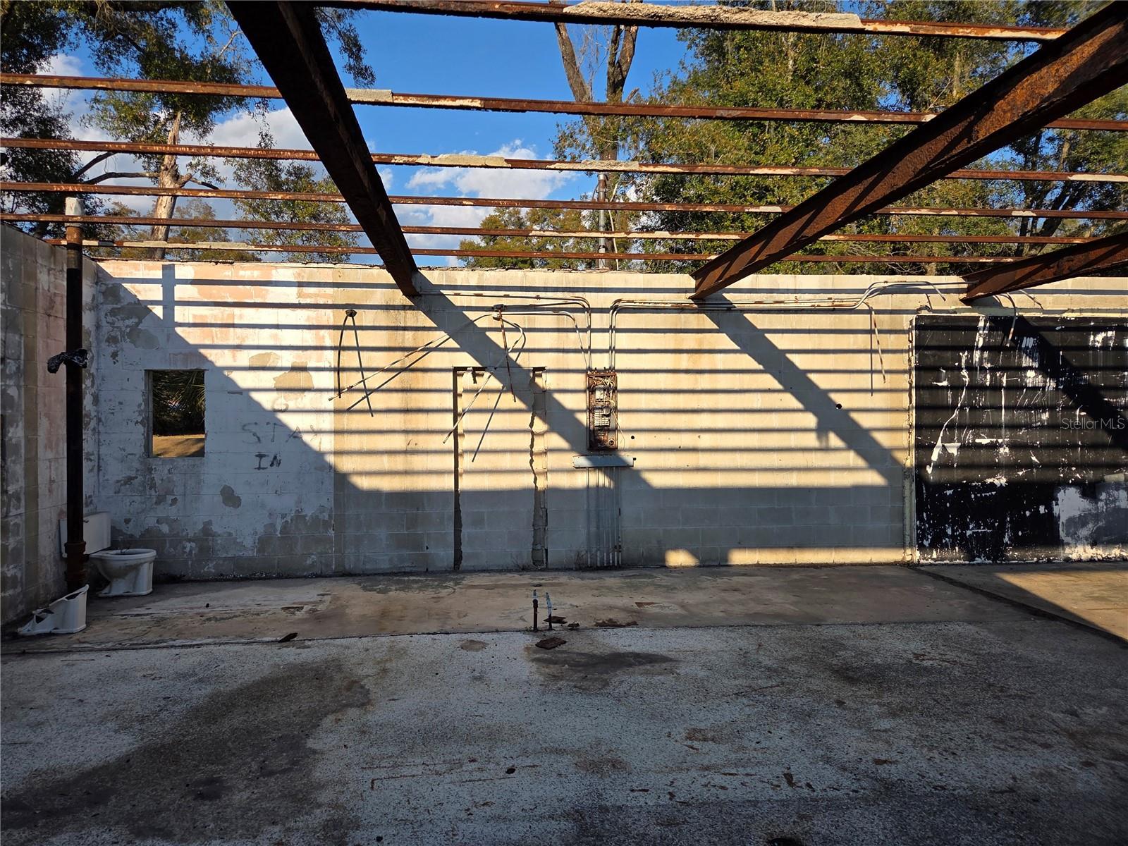 Listing photo id 17 for 715 Young Boulevard