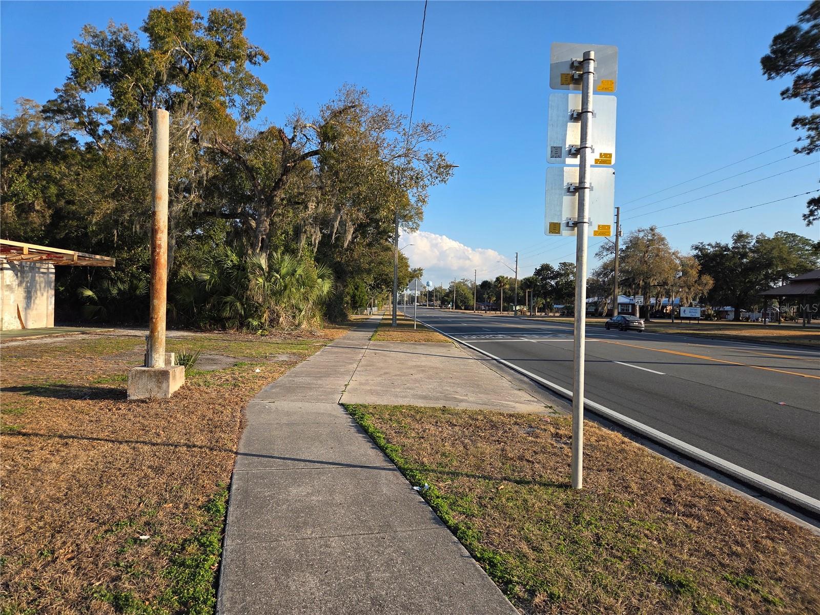 Listing photo id 0 for 715 Young Boulevard