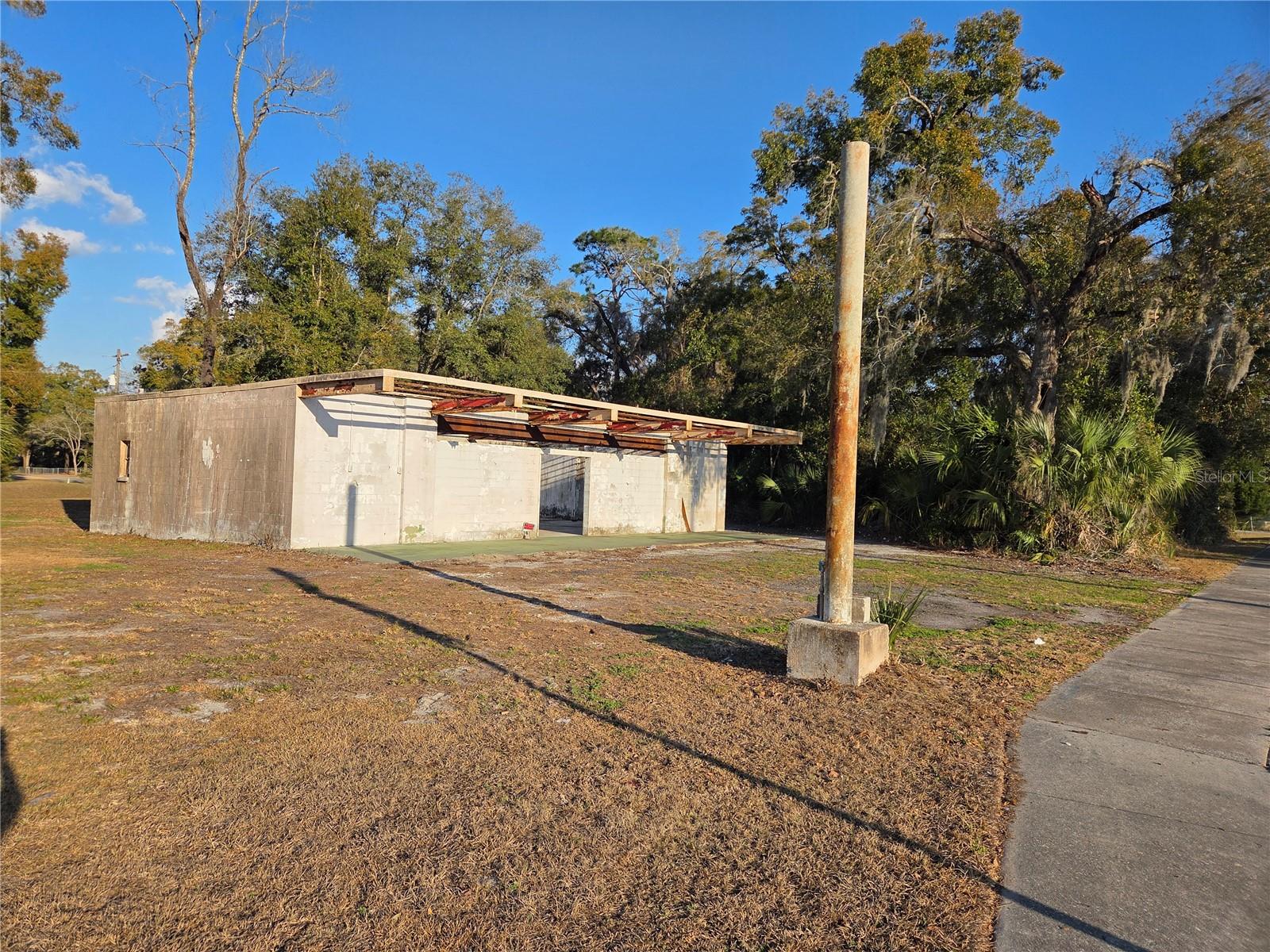 Listing photo id 1 for 715 Young Boulevard