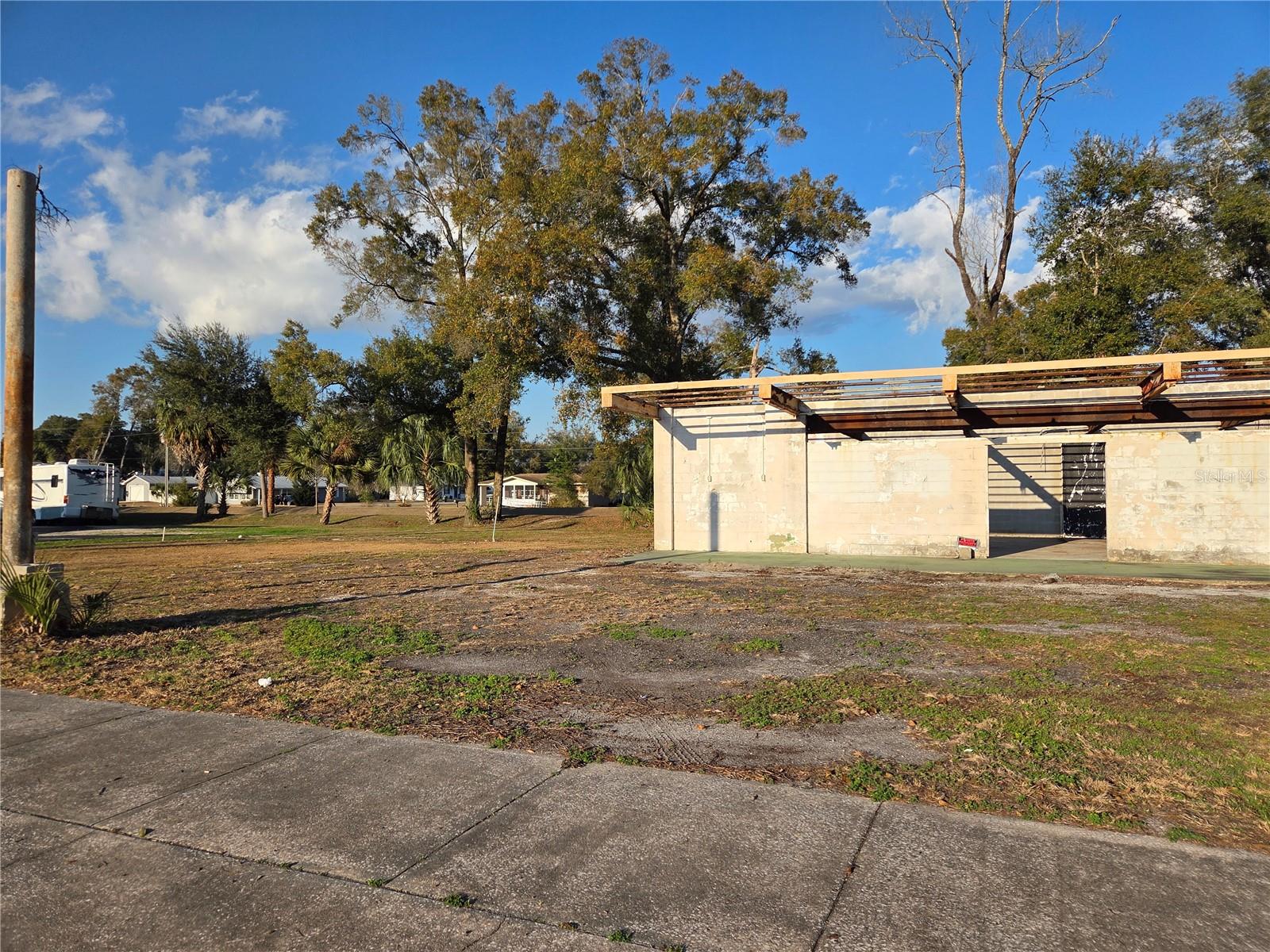 Listing photo id 2 for 715 Young Boulevard