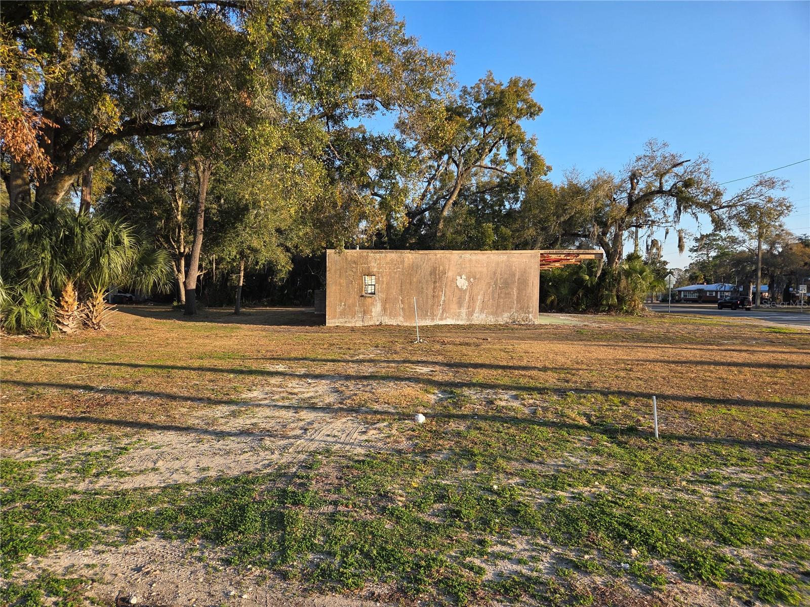 Listing photo id 3 for 715 Young Boulevard