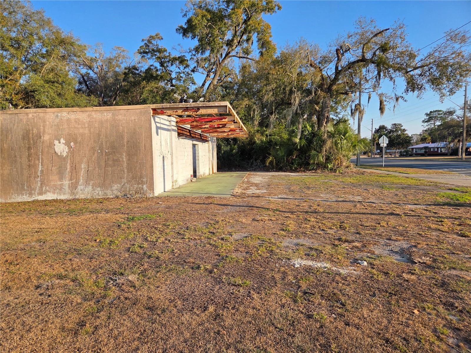 Listing photo id 4 for 715 Young Boulevard