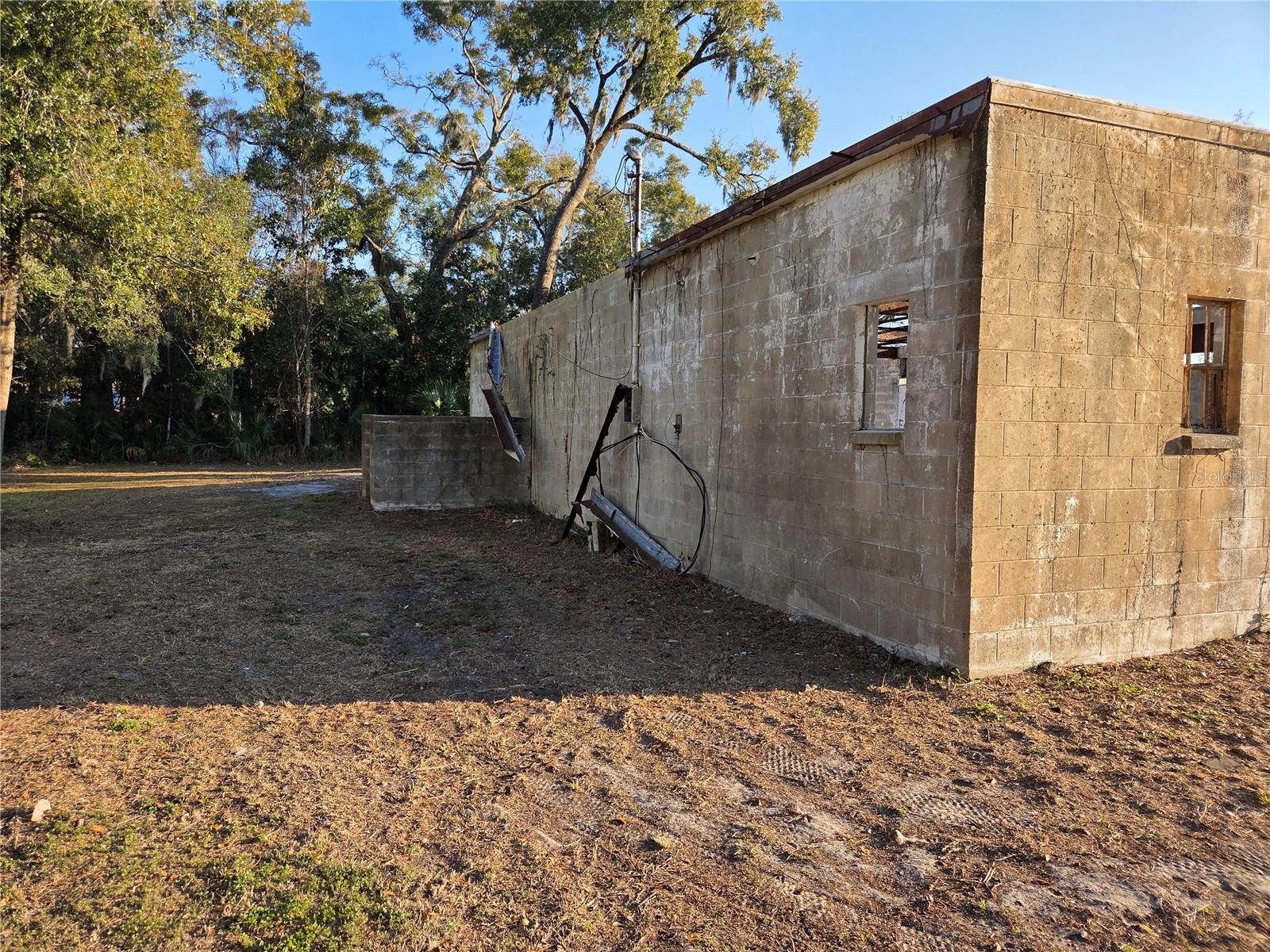 Listing photo id 5 for 715 Young Boulevard