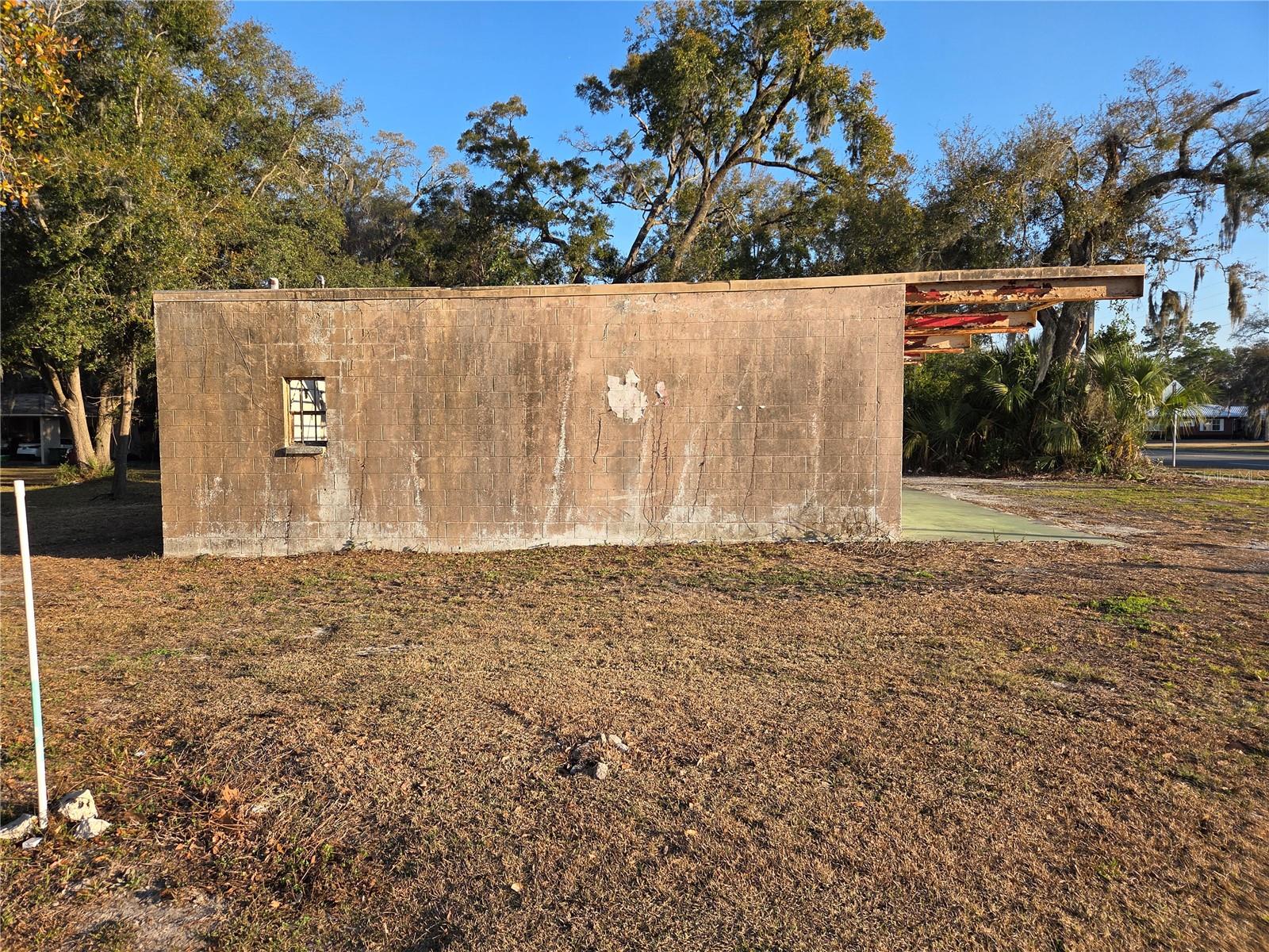 Listing photo id 6 for 715 Young Boulevard