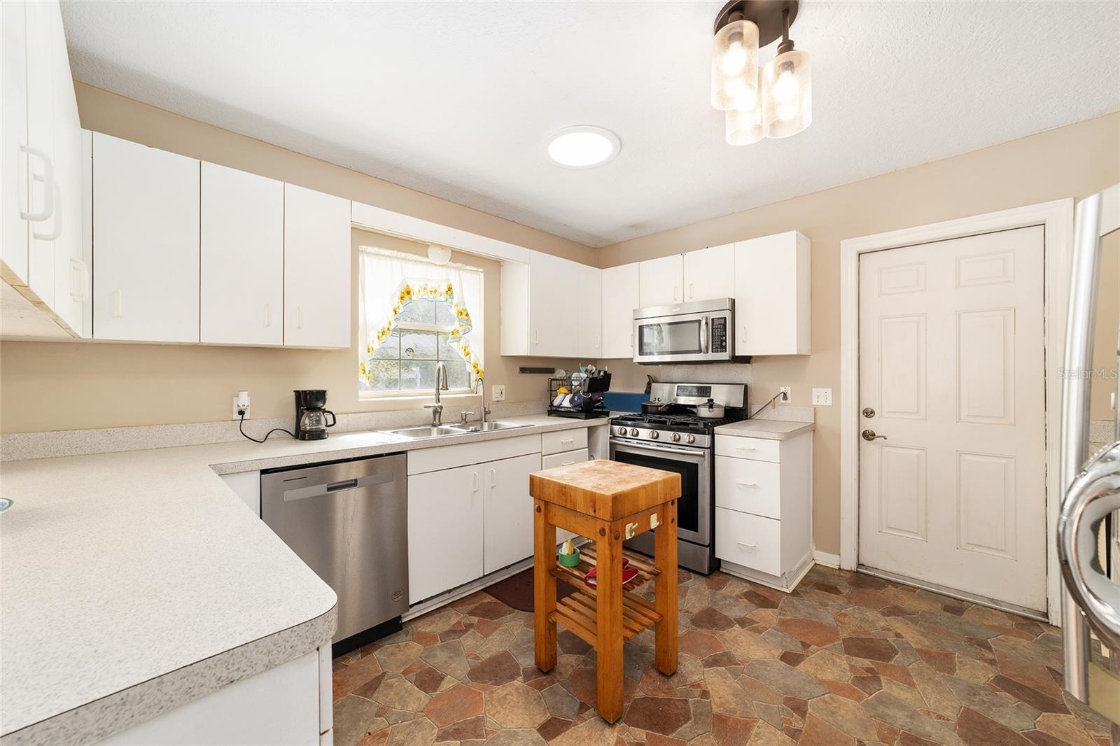 Image 13 of 33 For 20934 Third Avenue