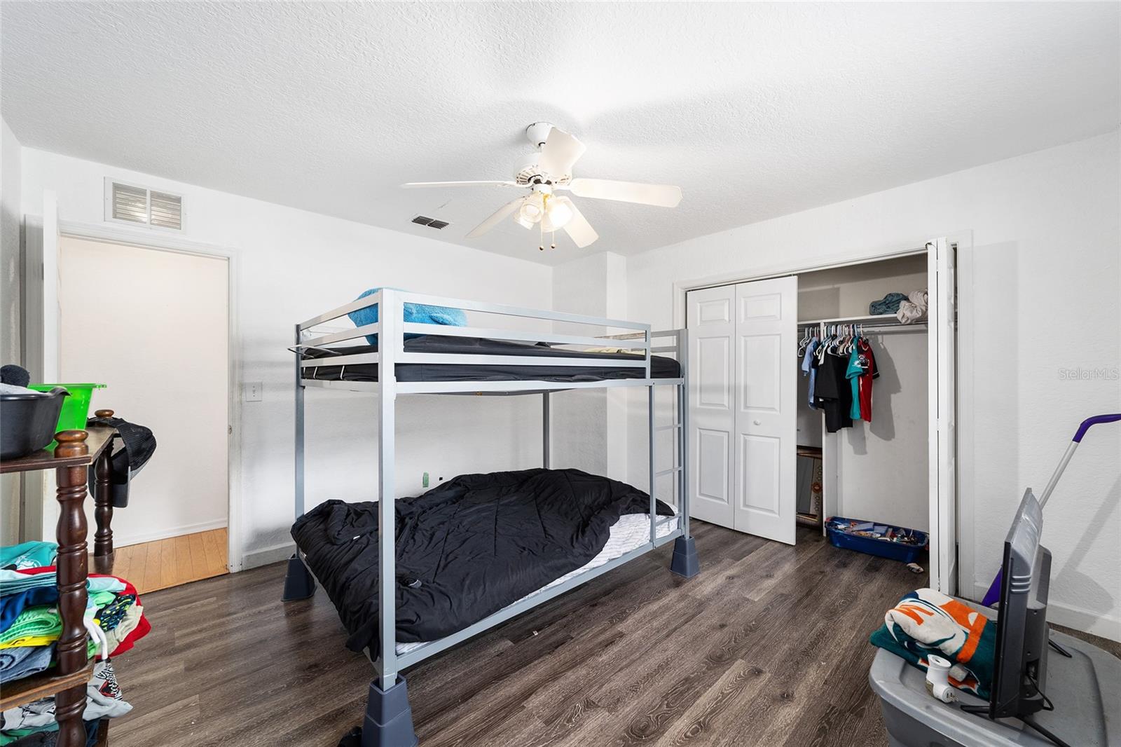 Image 17 of 33 For 20934 Third Avenue