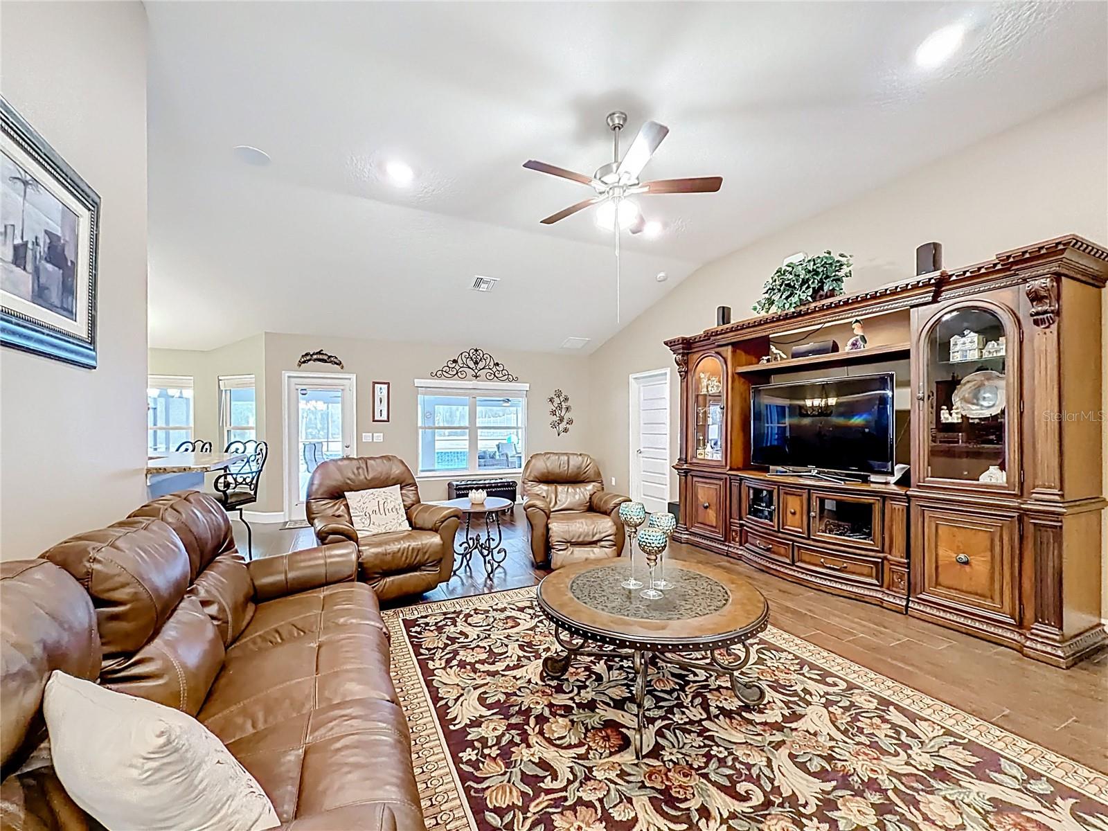 Image 19 of 58 For 904 Paso Alley