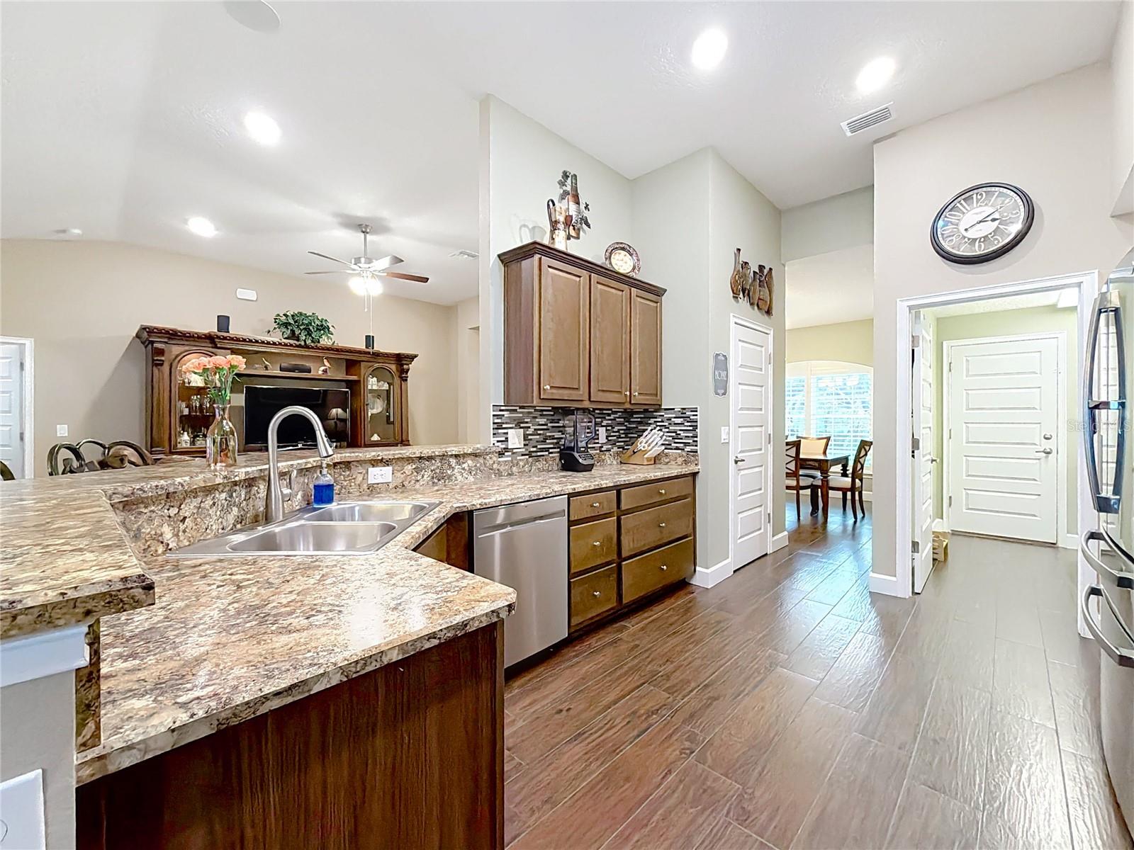 Image 22 of 58 For 904 Paso Alley