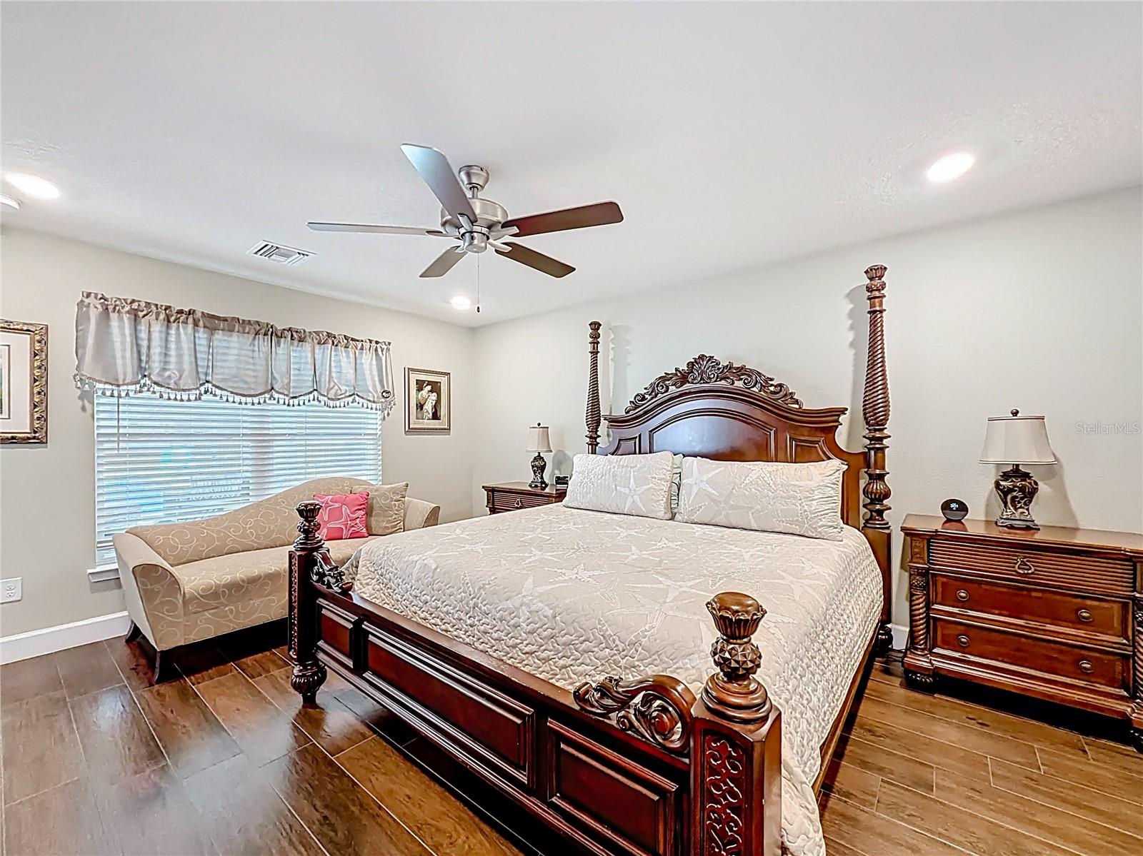 Image 34 of 58 For 904 Paso Alley