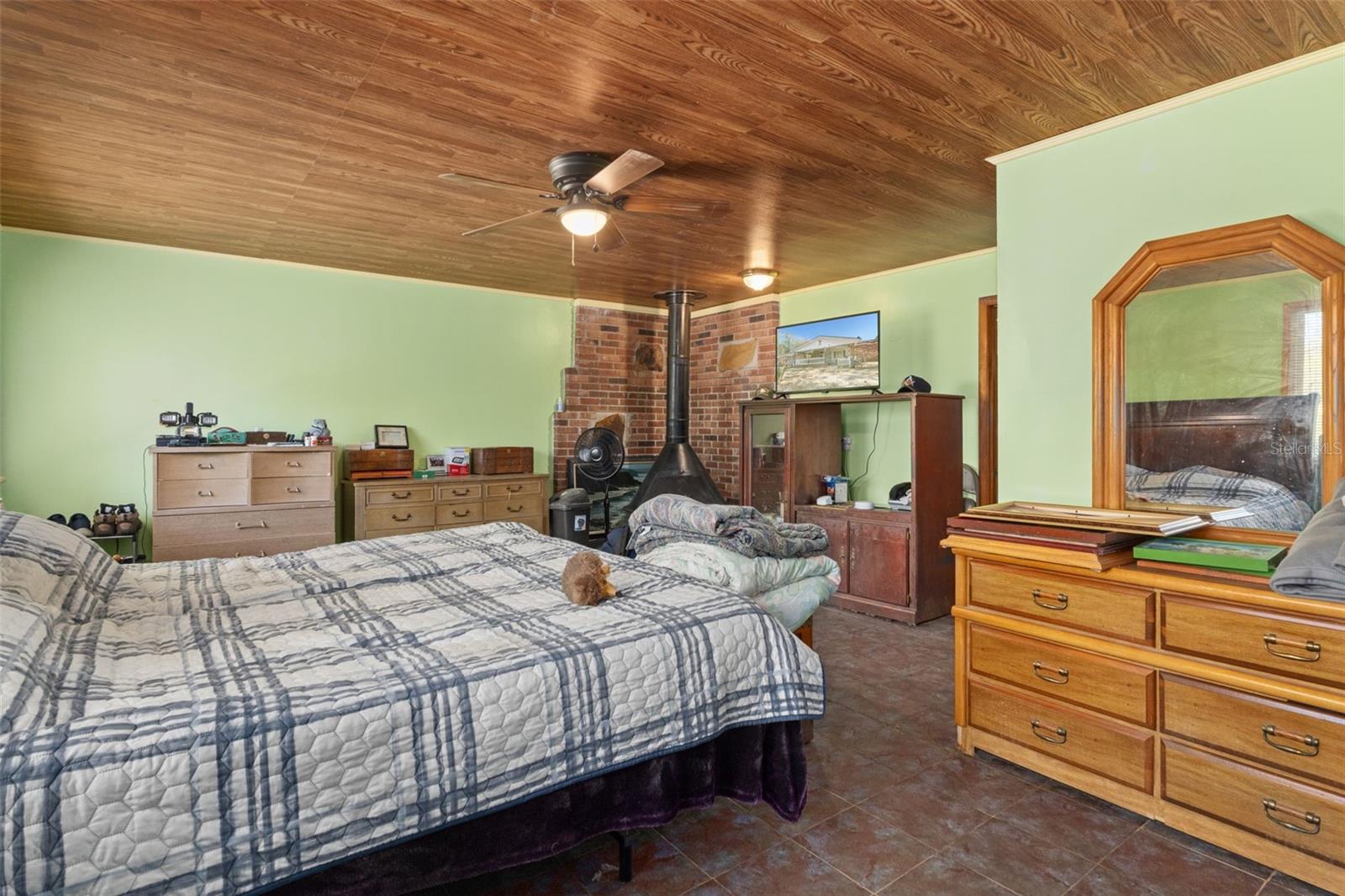 Image 24 of 58 For 265 Thayer Avenue